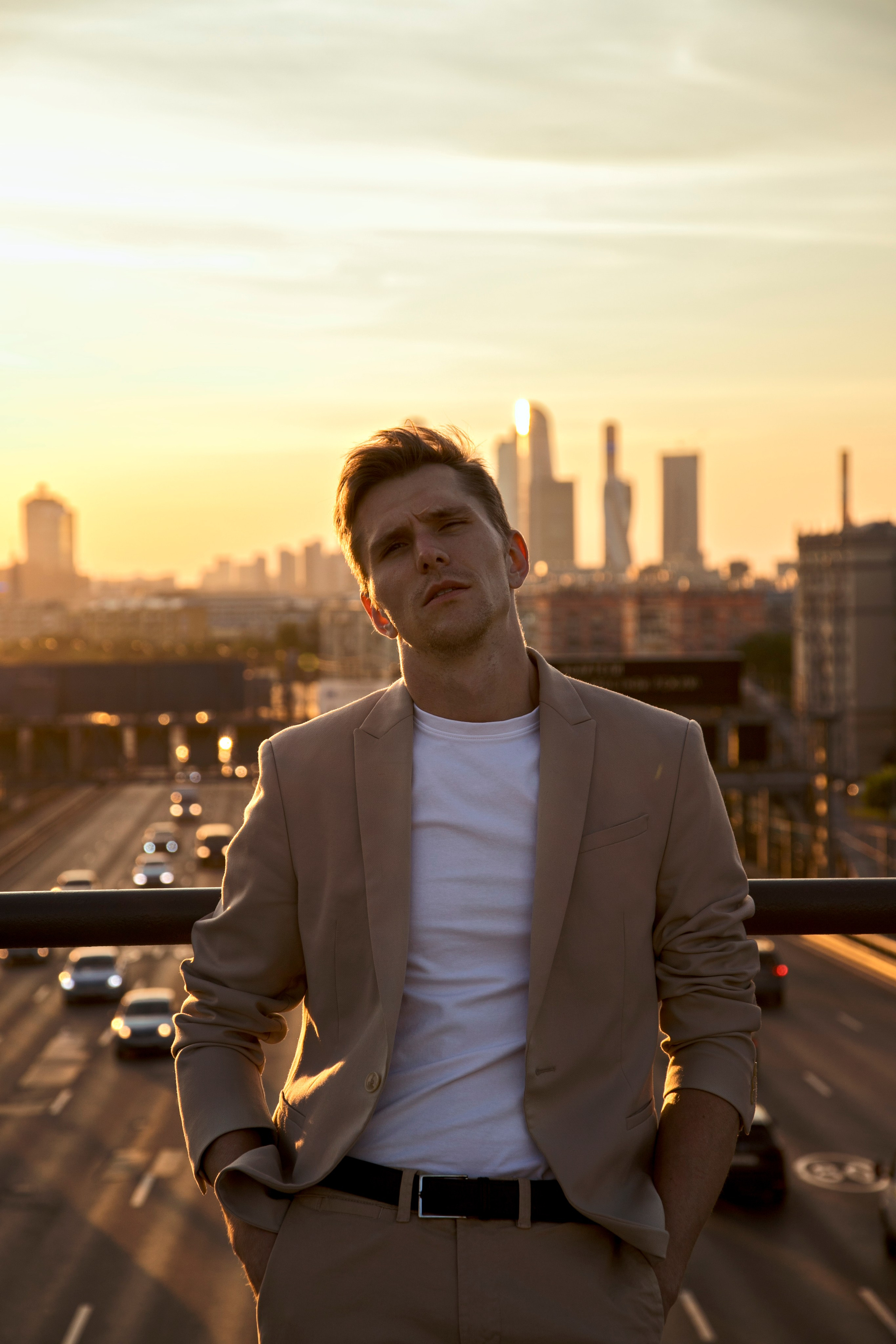 Мужская фотосессия на улице. Профессиональный фотограф в Москве