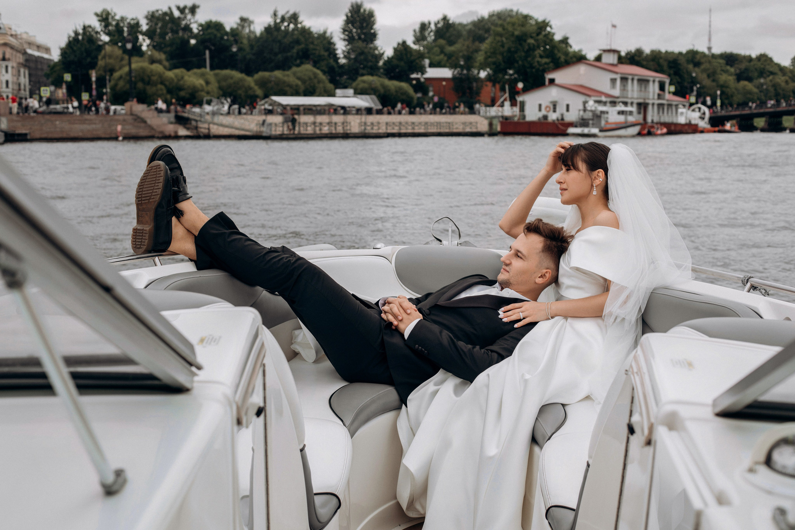 Свадьба на катере. Свадебный фотограф в Санкт-Петербурге Вика Стукачева