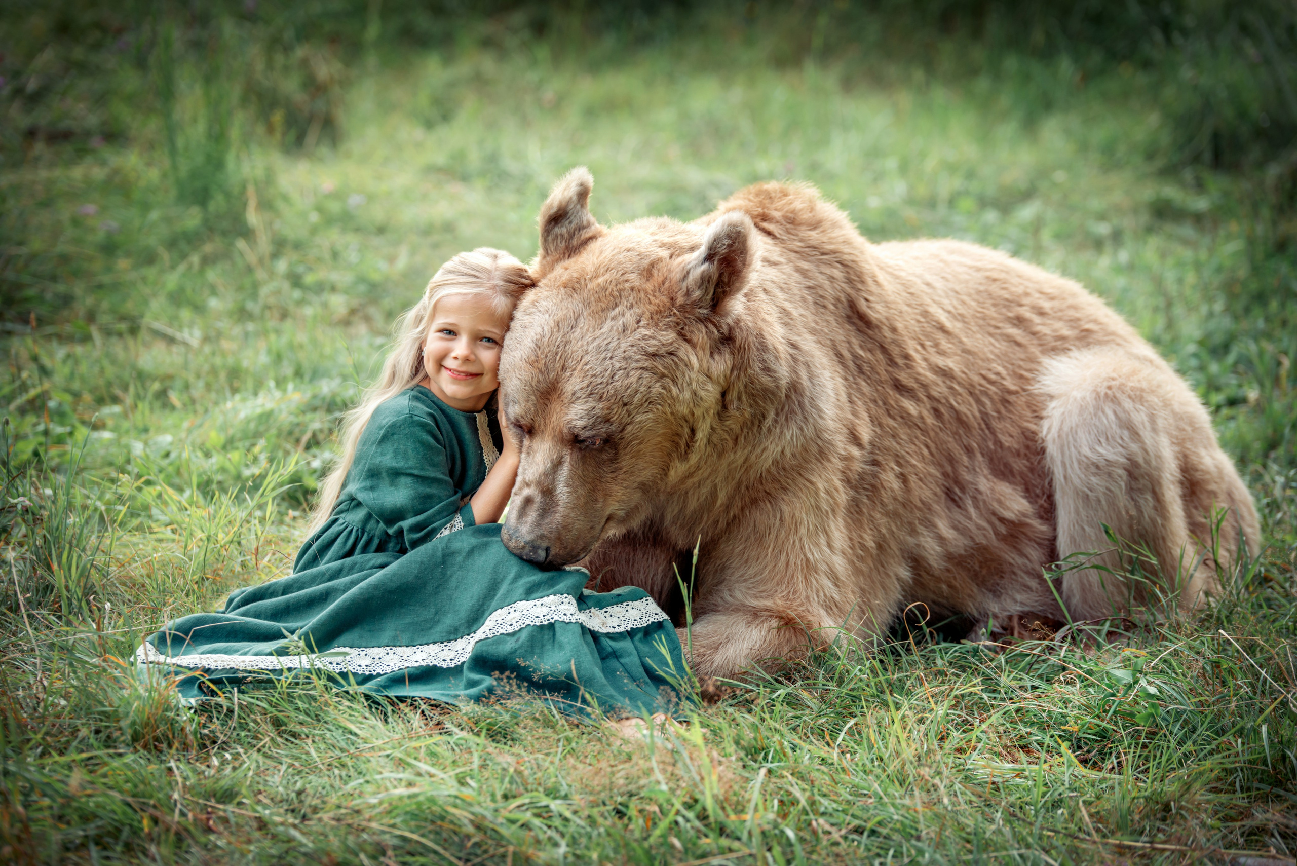 Девочка с мишкой в лесу