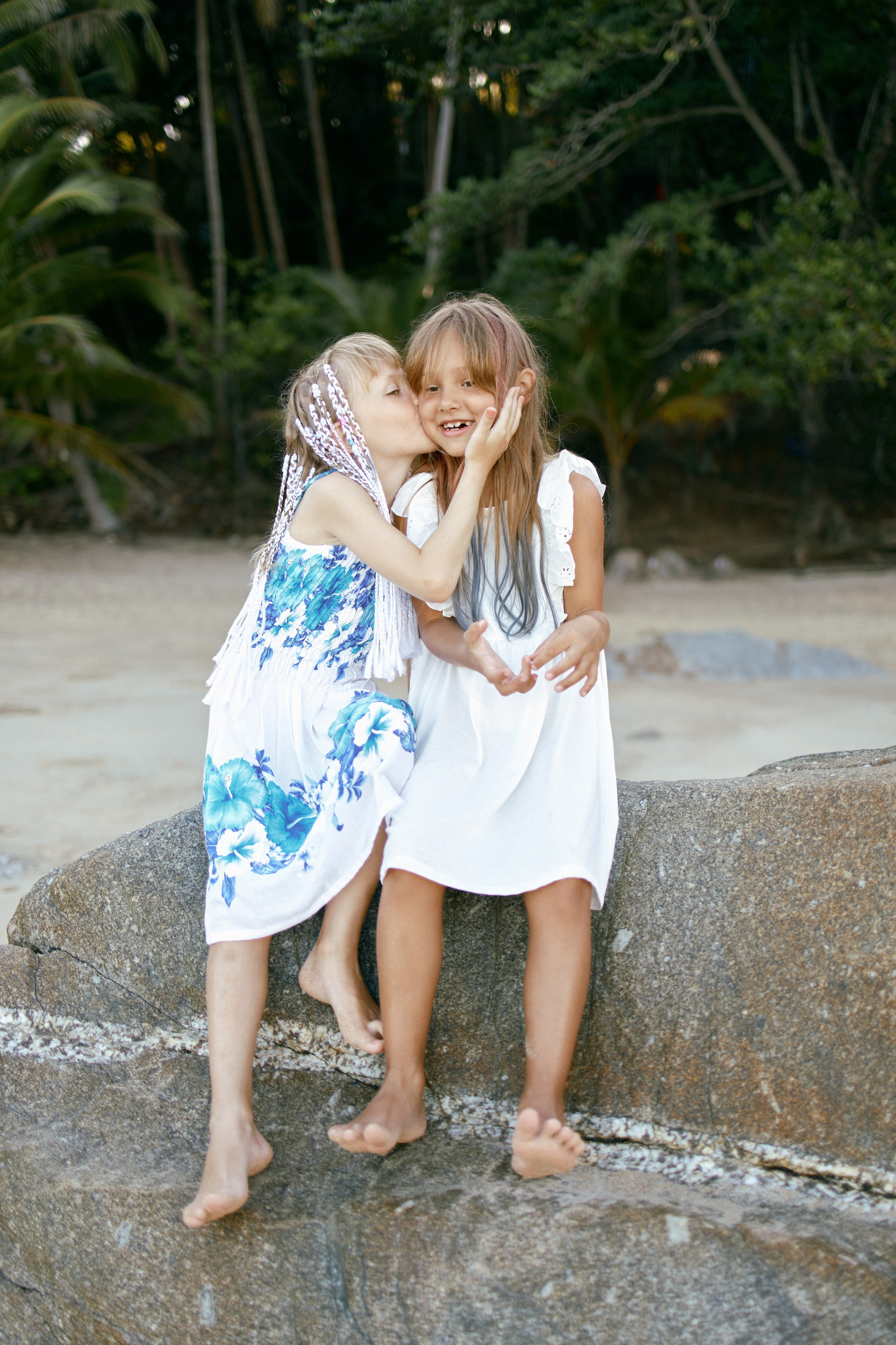 две сестры обнимаются