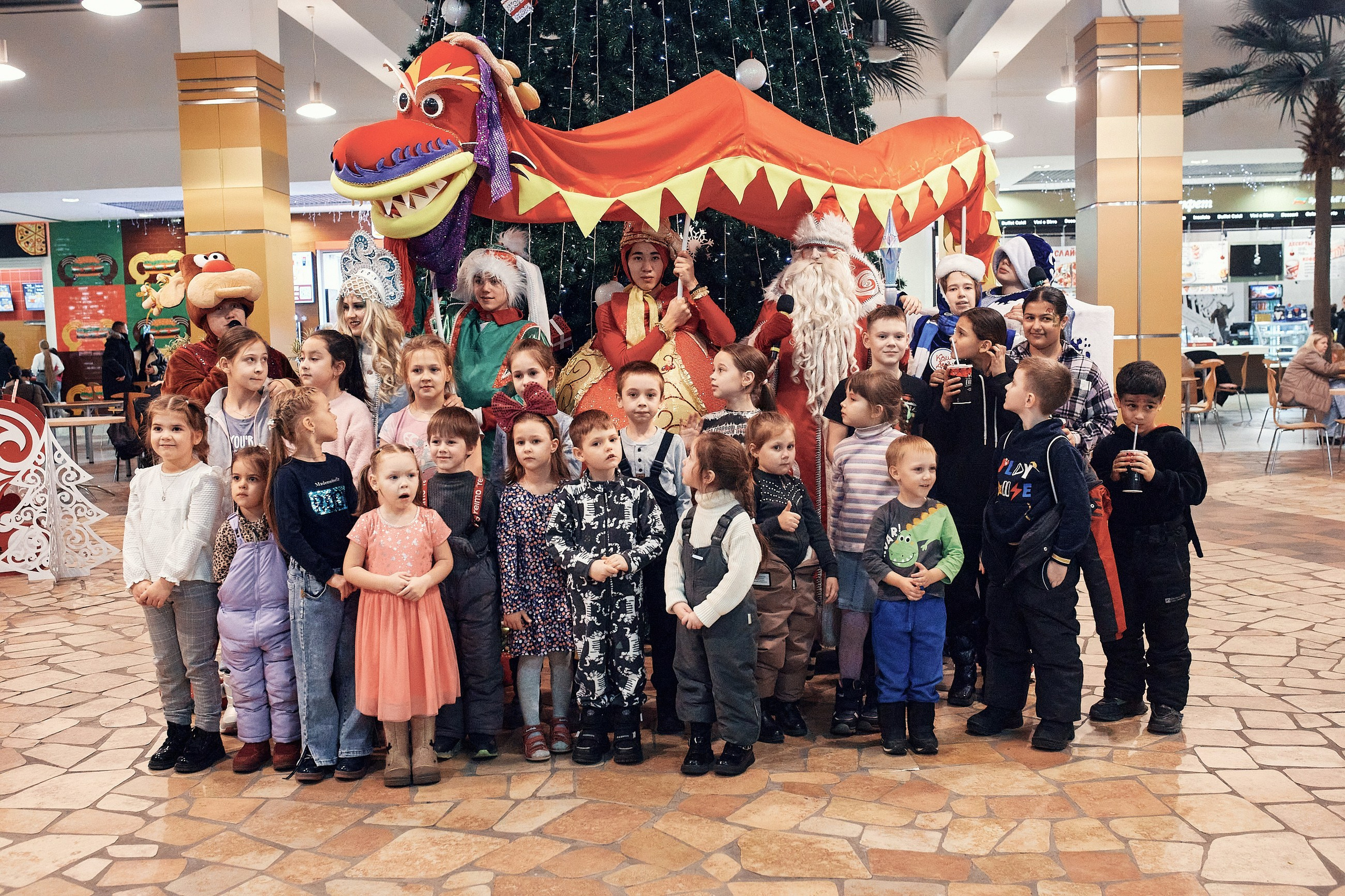 Детский новогодний праздник в ТЦ Июнь. Семейный и репортажной фотограф в Красноярске и Москве Виктор Бабинцев