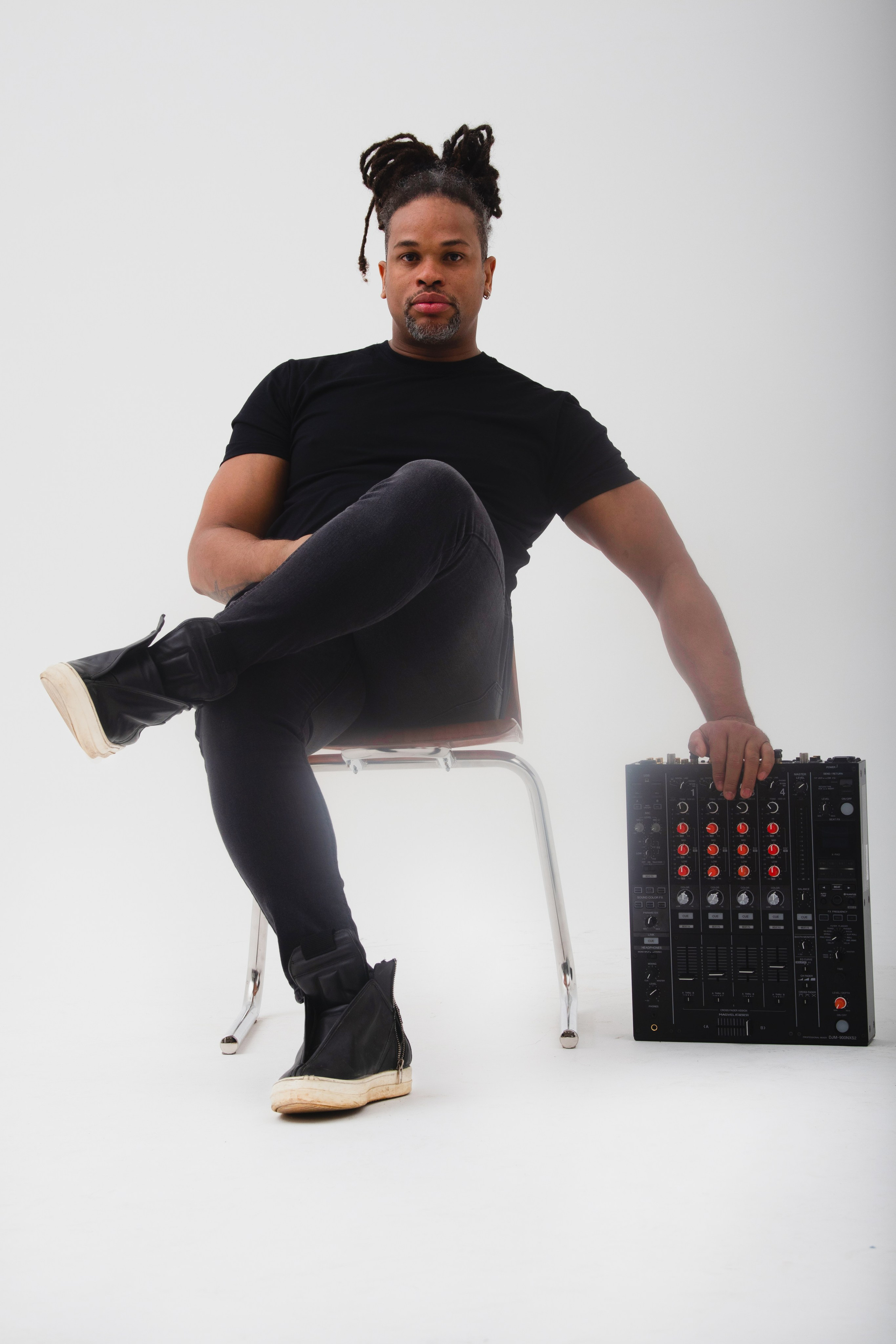 портрет мужчины с диджейским пультом