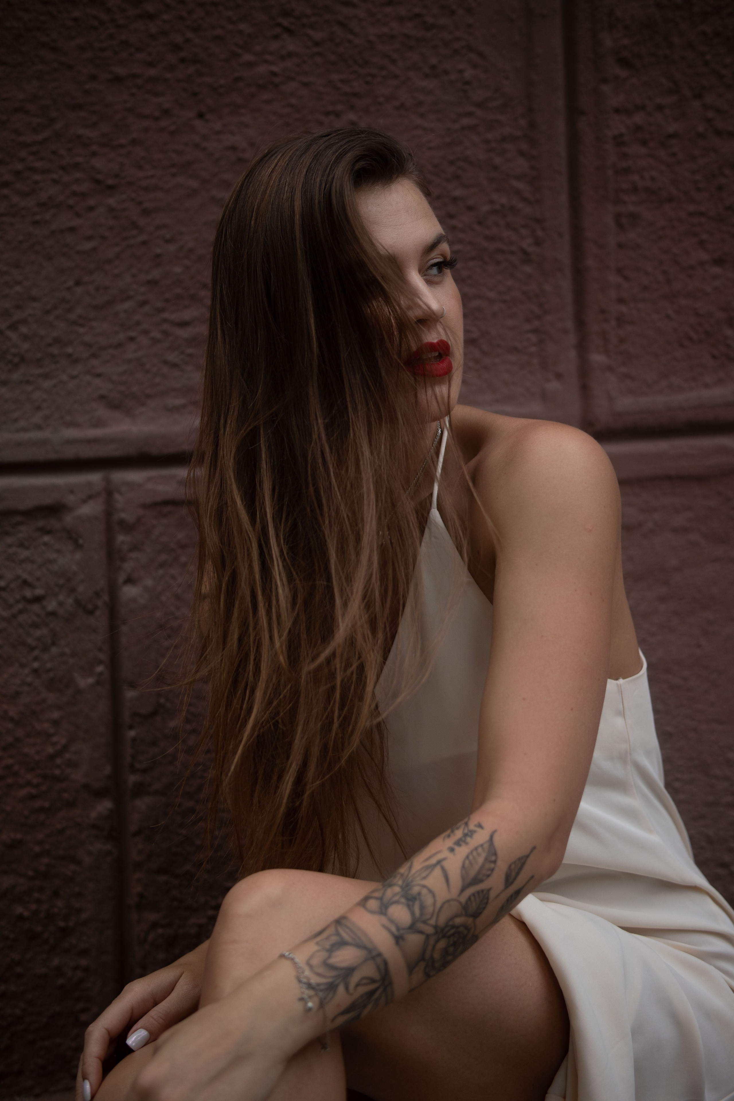 женщина в белом сарафане