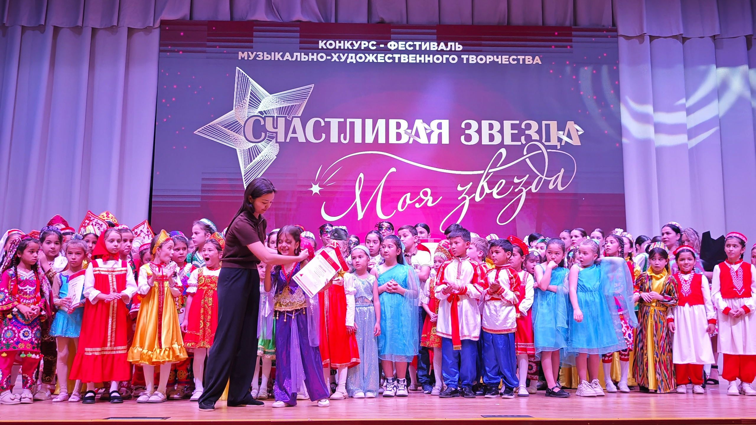 1 ноября 2025 г, г. Бохтар, Таджикистан. Золотое яблочко