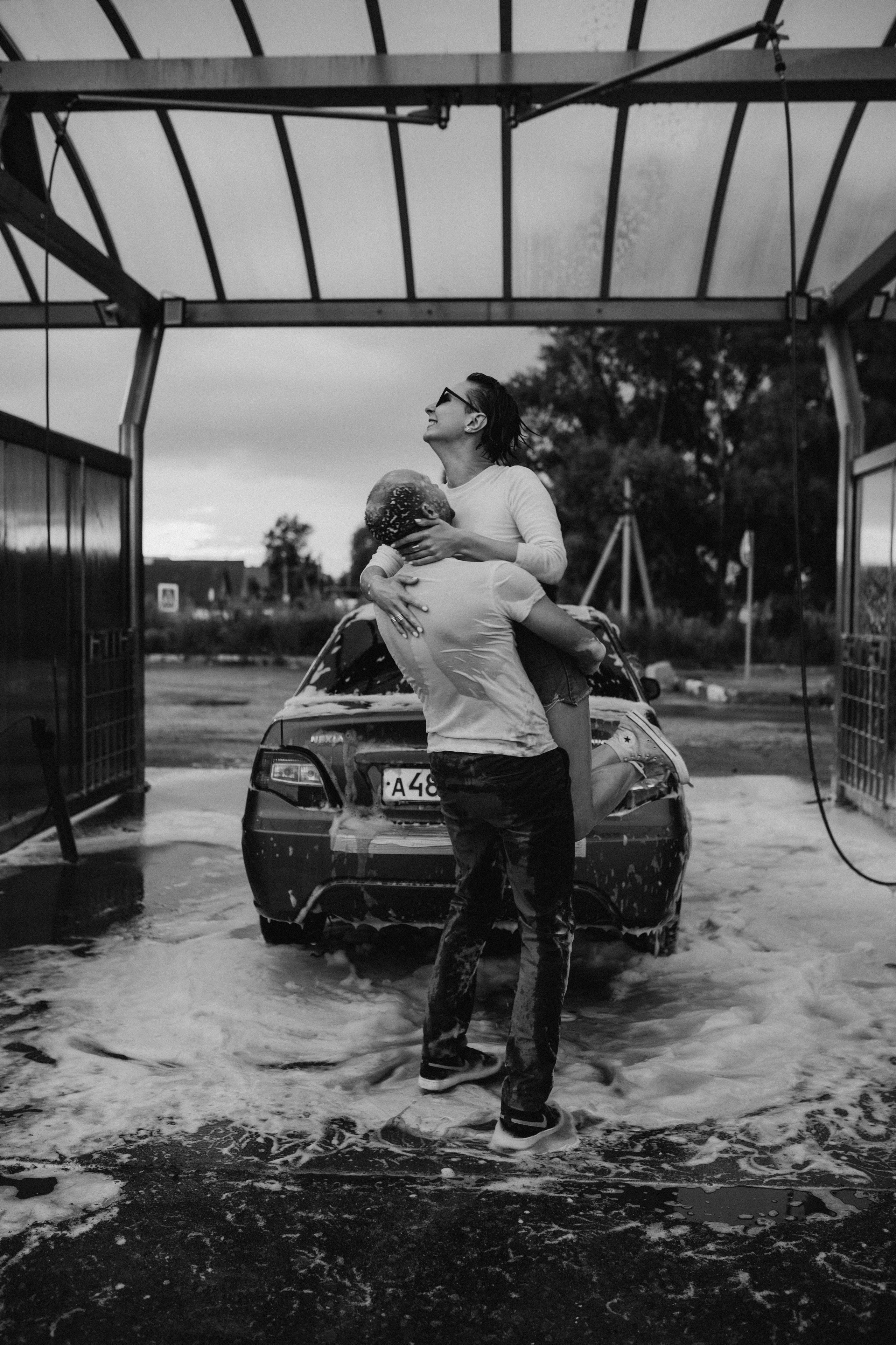 Любовь на одной из городских автомоек. Свадебный фотограф Новосибирск
