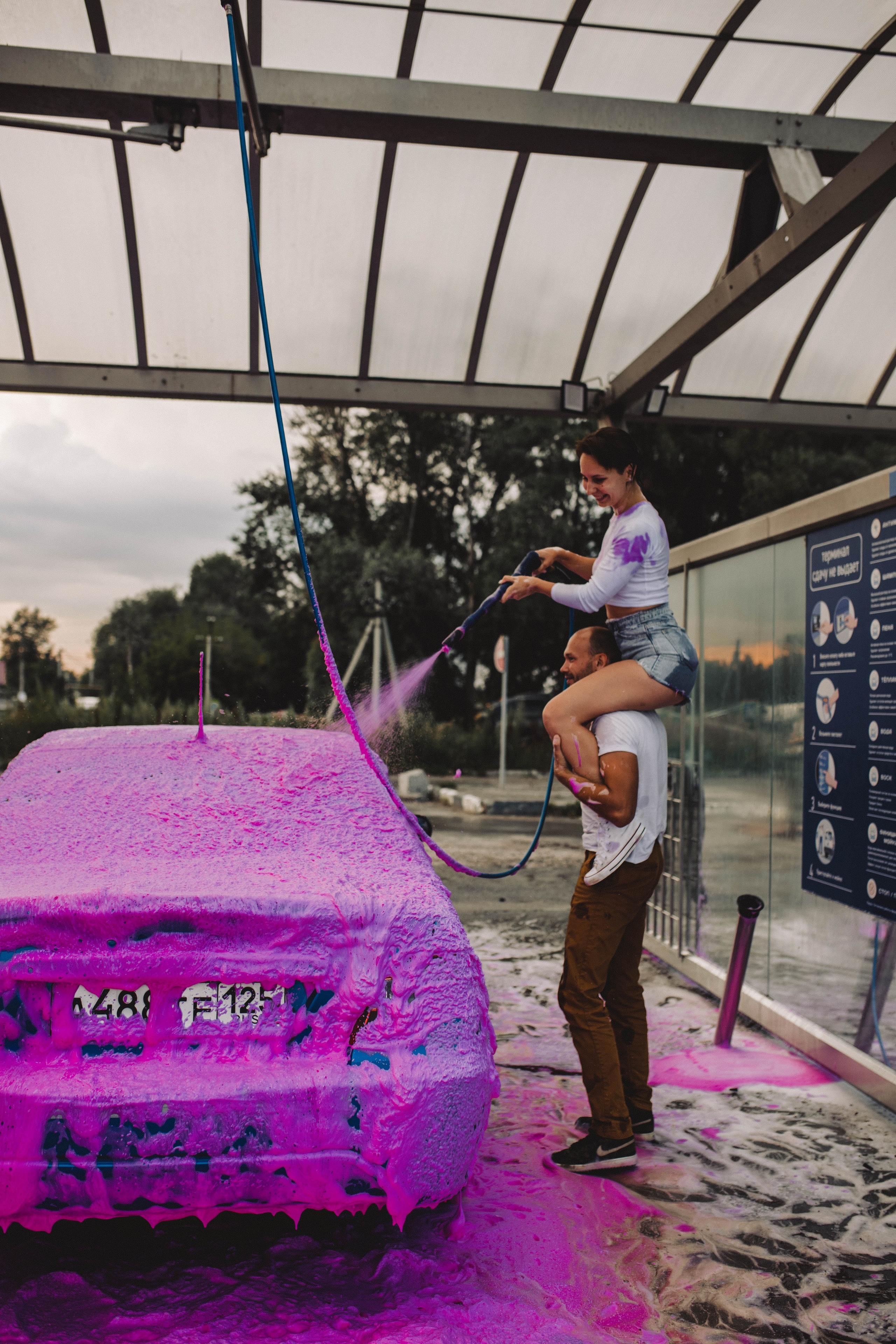 Любовь на одной из городских автомоек. Свадебный фотограф Новосибирск