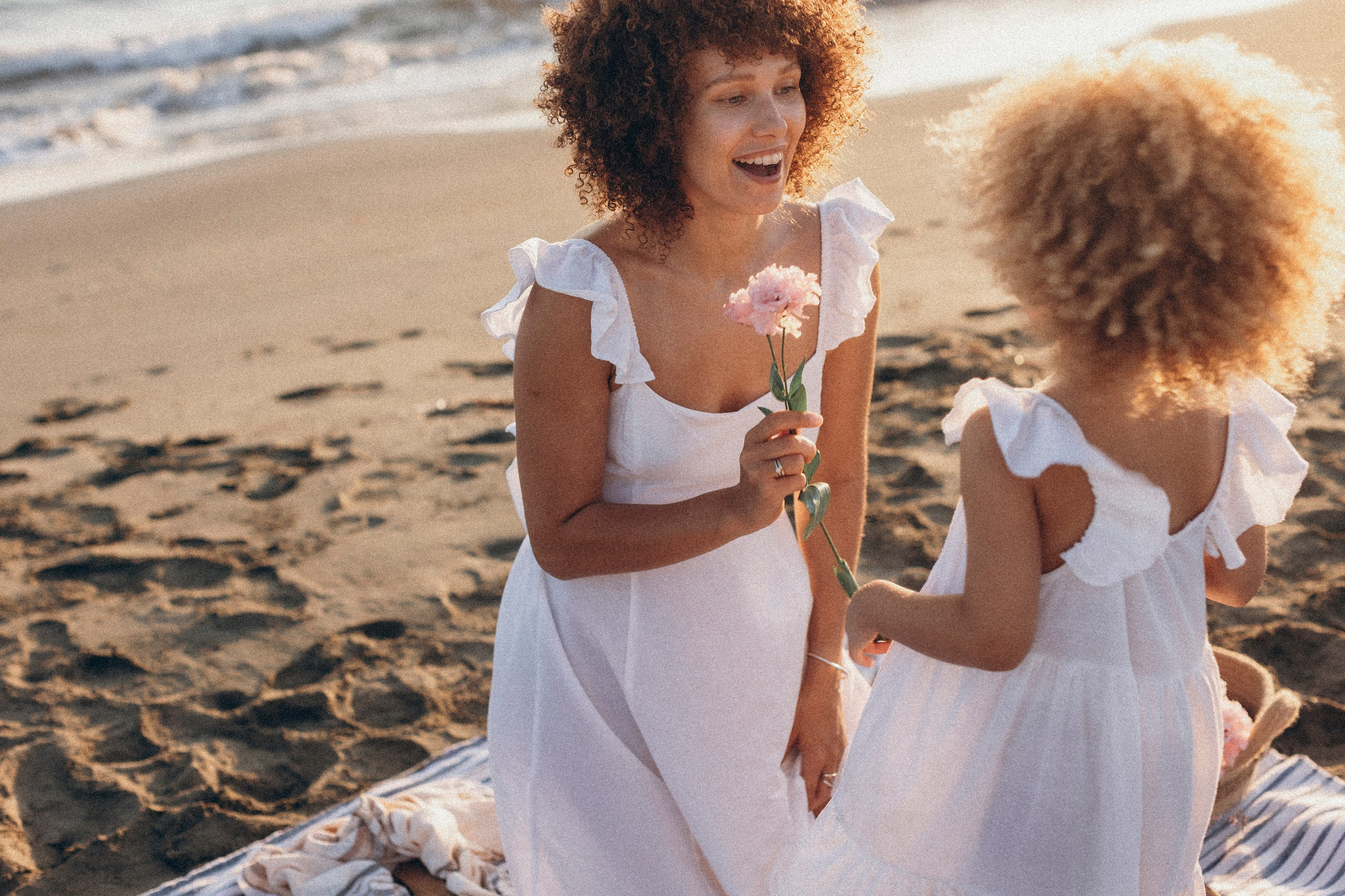 Sandy toes and family smiles. Katerina Nord | Wedding and Couple Photographer in Germany and Europe