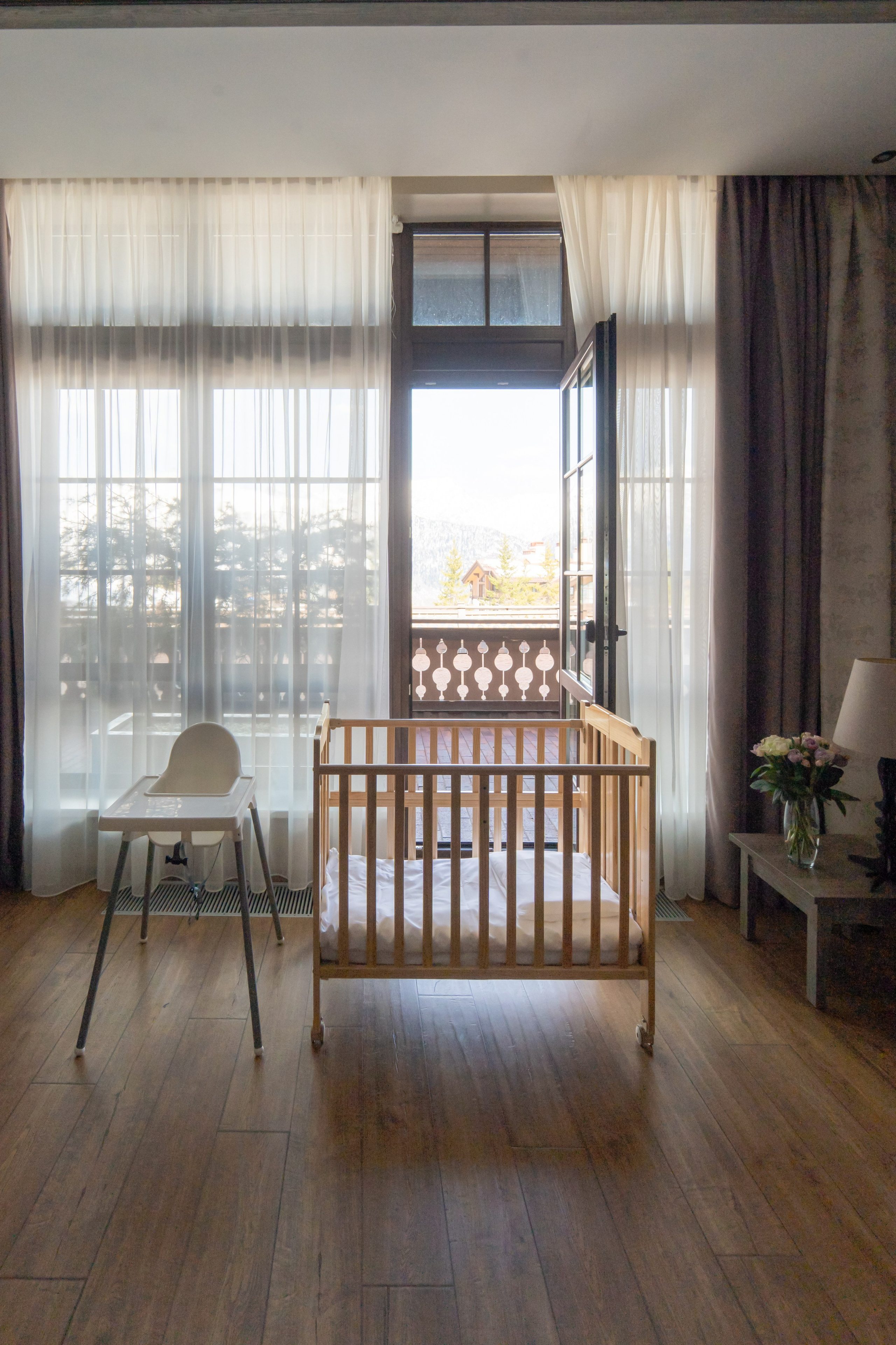 Номер полулюкс в отеле 1389 Газпром Поляна с детскими принадлежностями. Репортажный фотограф в Красной Поляне и Сочи Павлюченко Екатерина