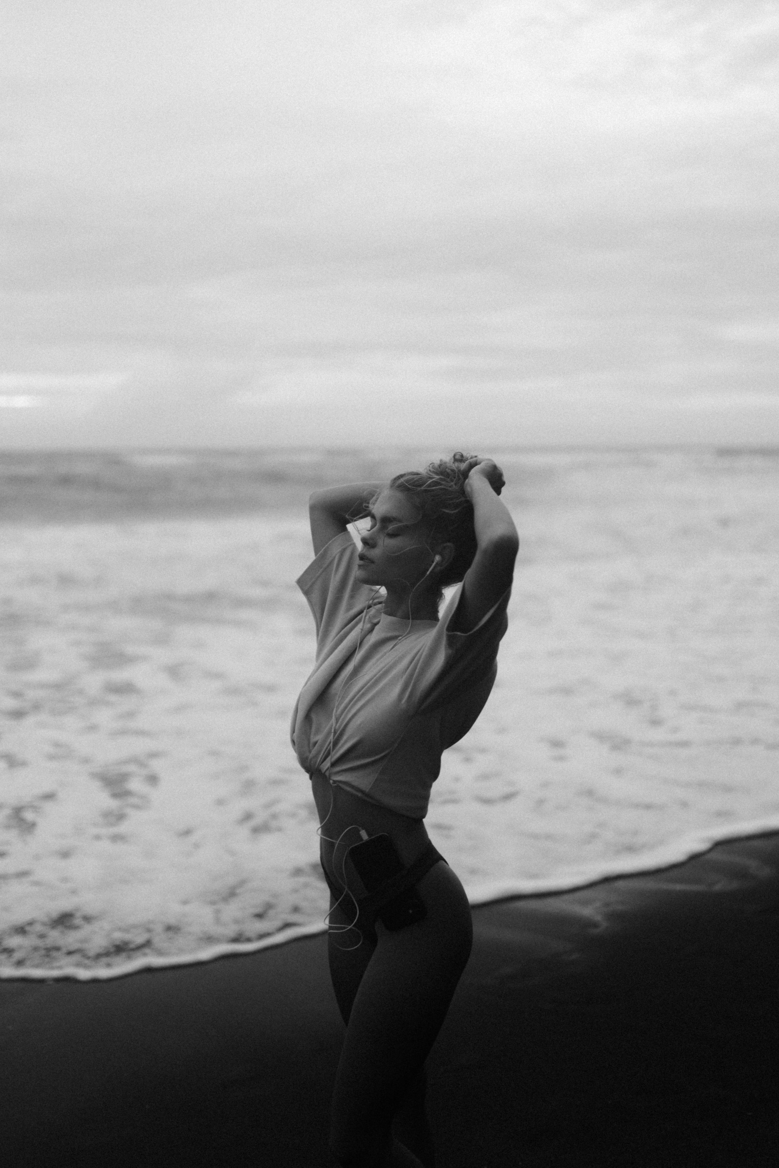 Диана на черном пляже. Фотограф Москва Дмитрий Курасов