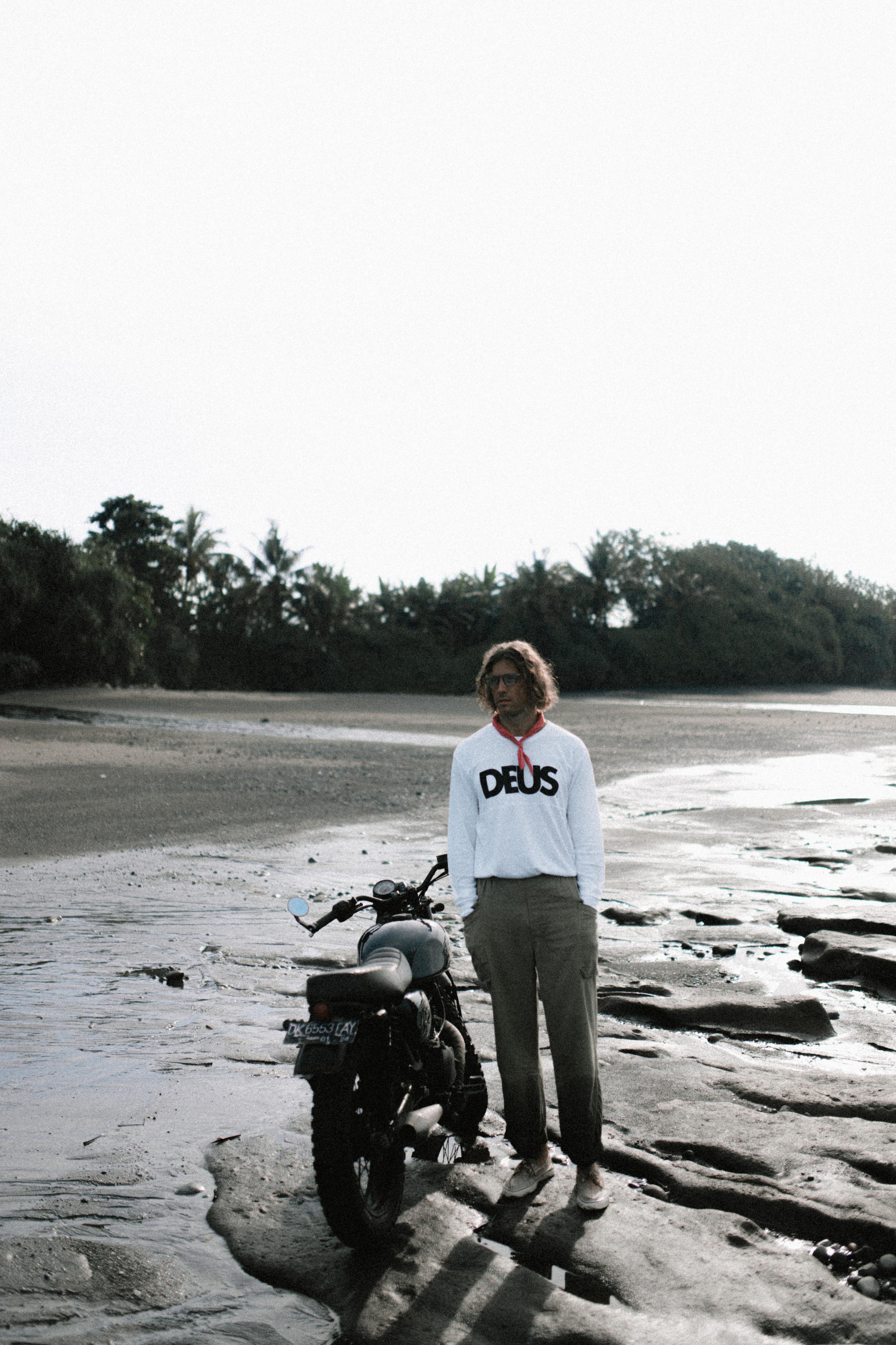 Мужская фотосессия на Бали с мотоциклом. Фотограф Москва Дмитрий Курасов