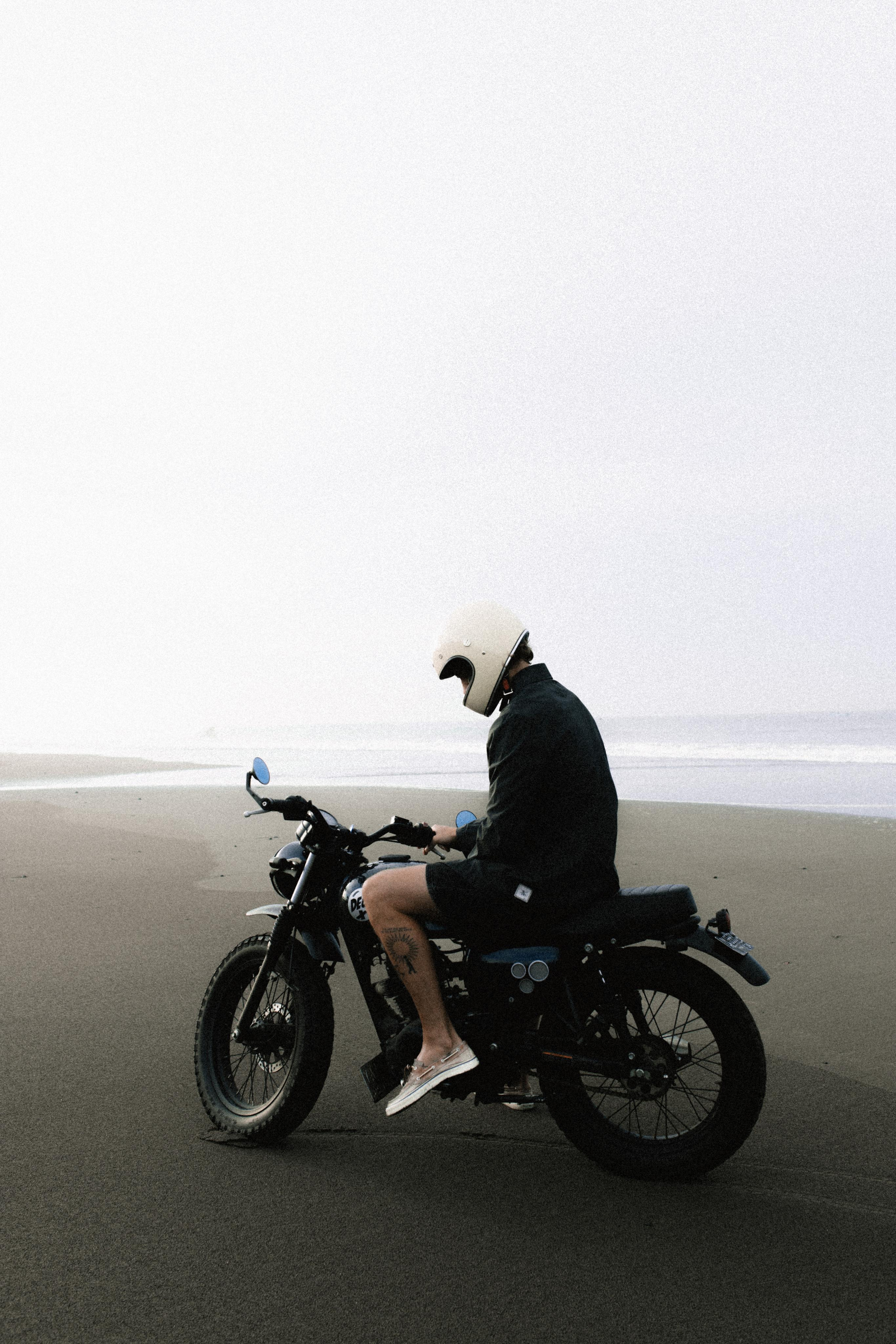 Мужская фотосессия на Бали с мотоциклом. Фотограф Москва Дмитрий Курасов