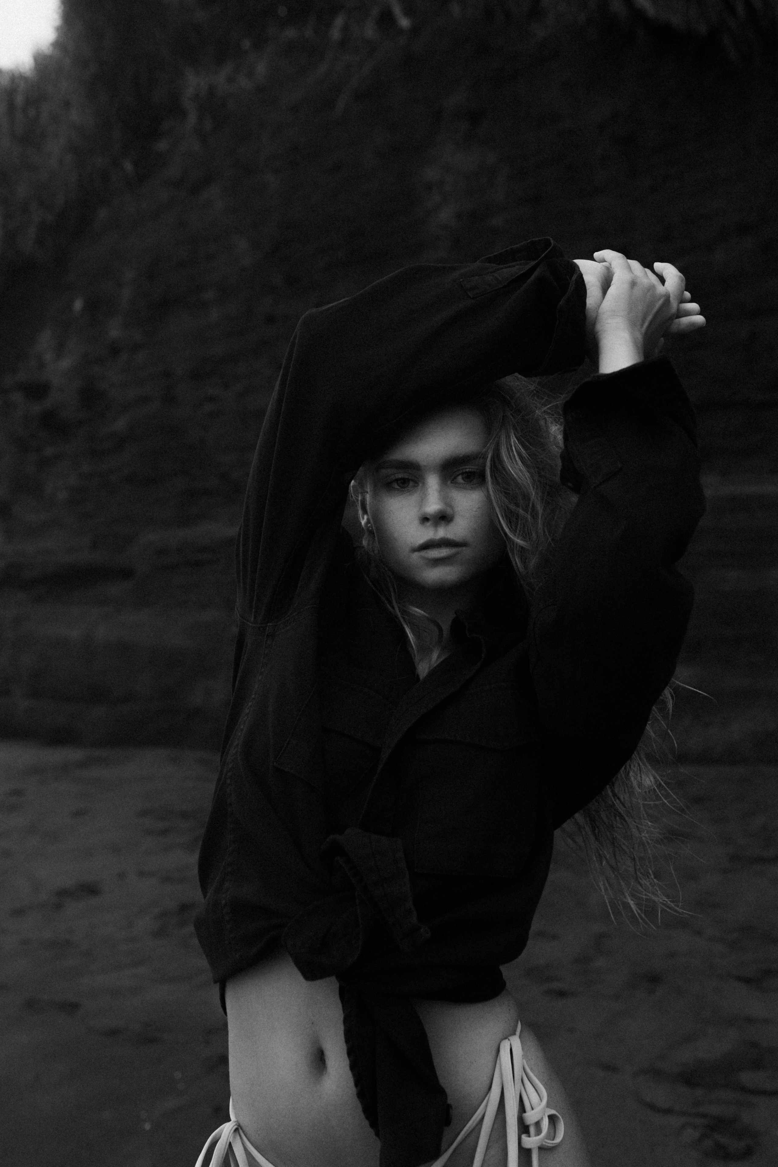 Диана на черном пляже. Фотограф Москва Дмитрий Курасов