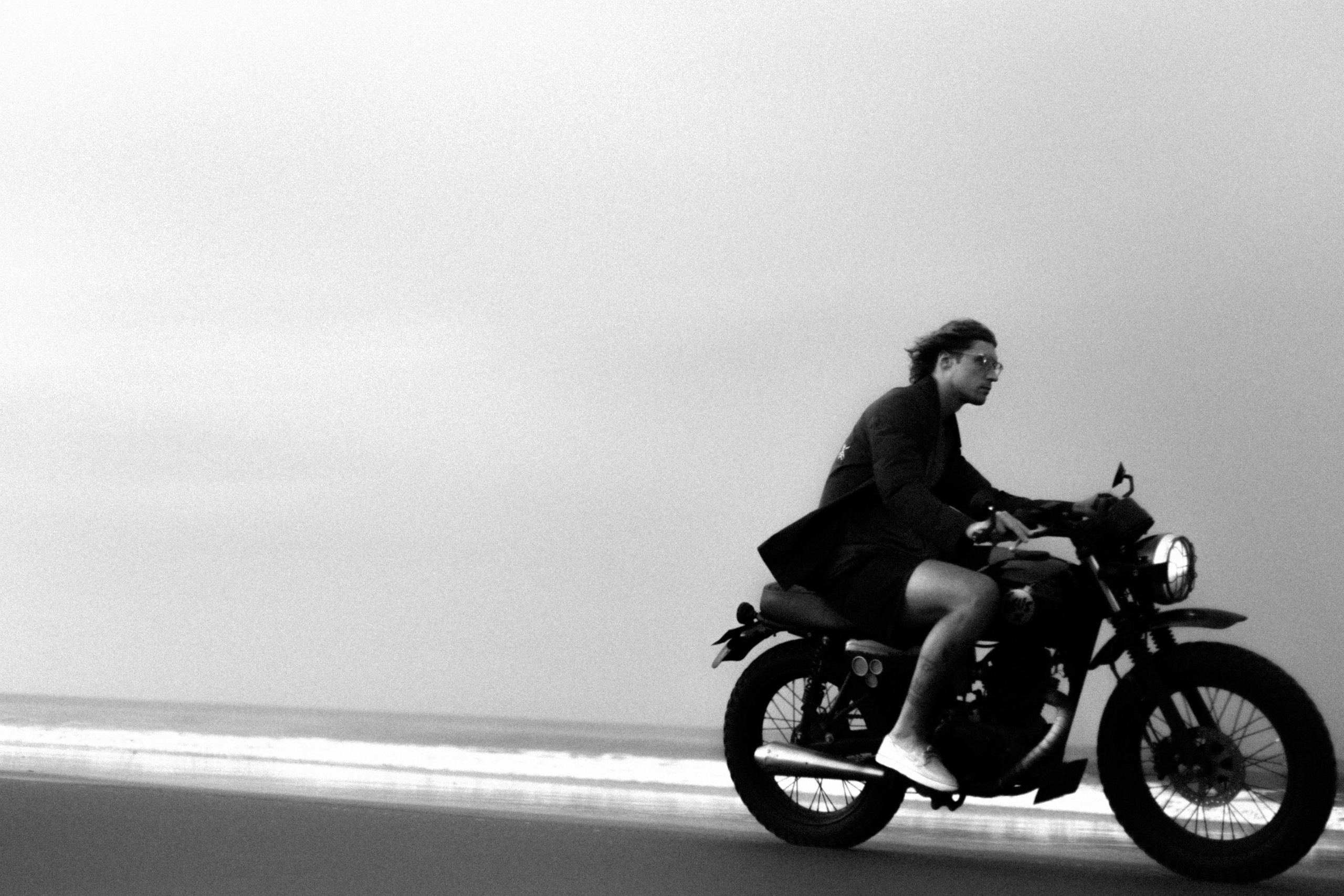 Мужская фотосессия на Бали с мотоциклом. Фотограф Москва Дмитрий Курасов