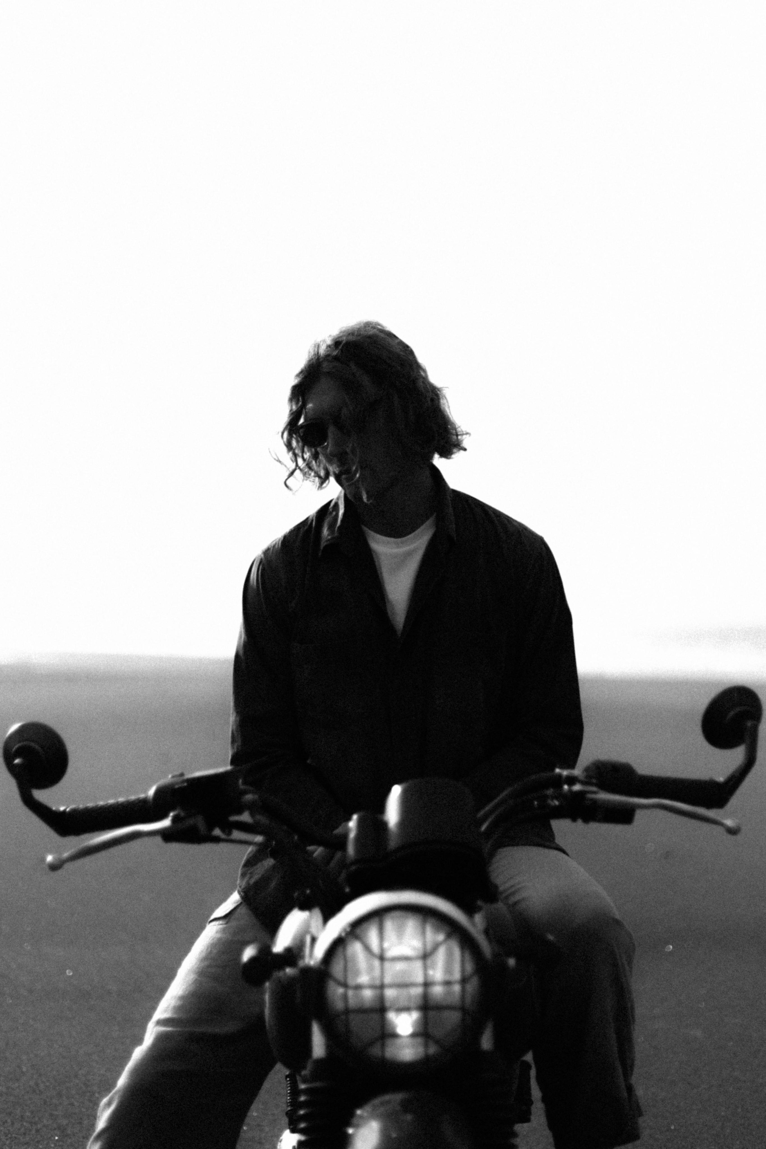 Мужская фотосессия на Бали с мотоциклом. Фотограф Москва Дмитрий Курасов