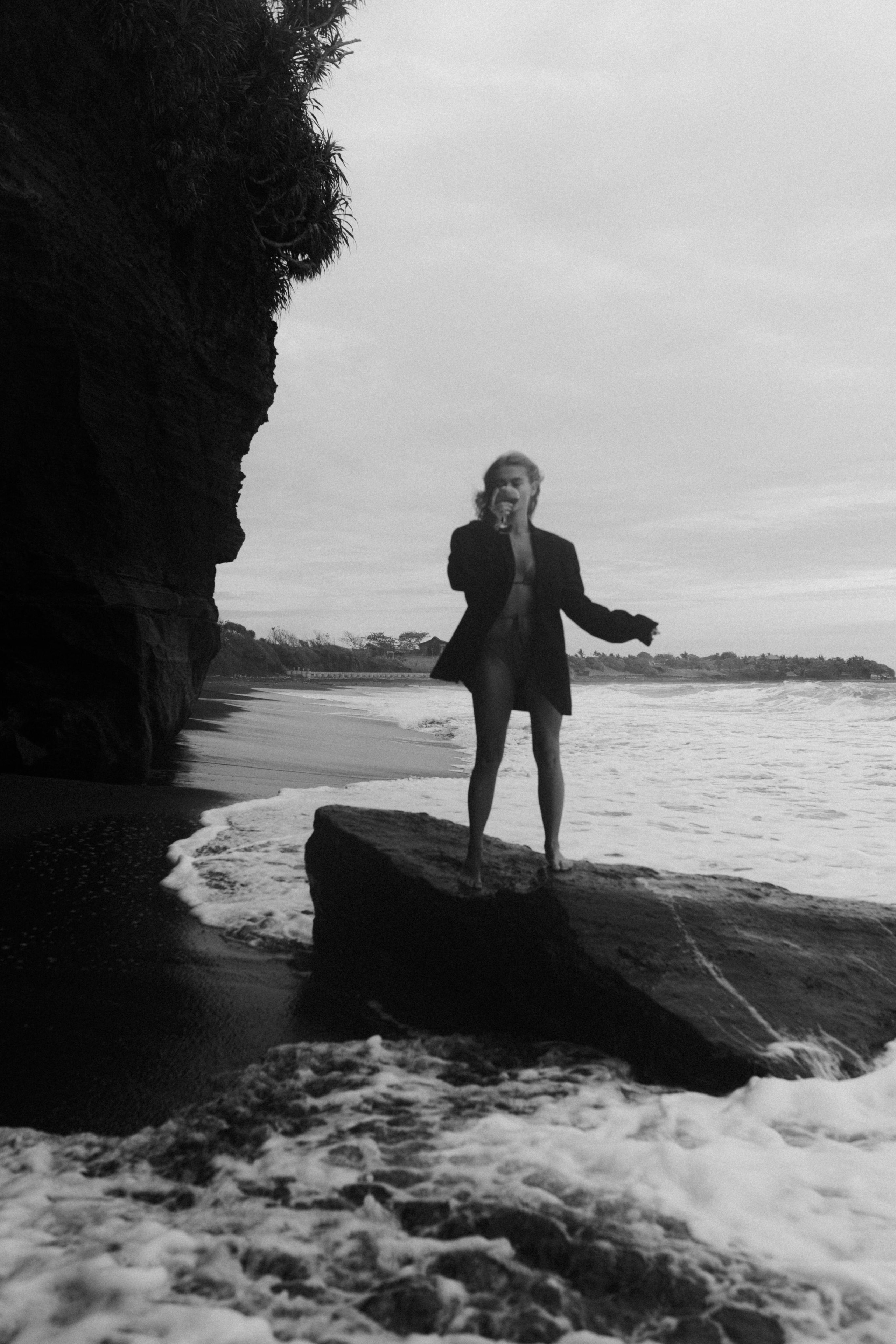 Диана на черном пляже. Фотограф Москва Дмитрий Курасов