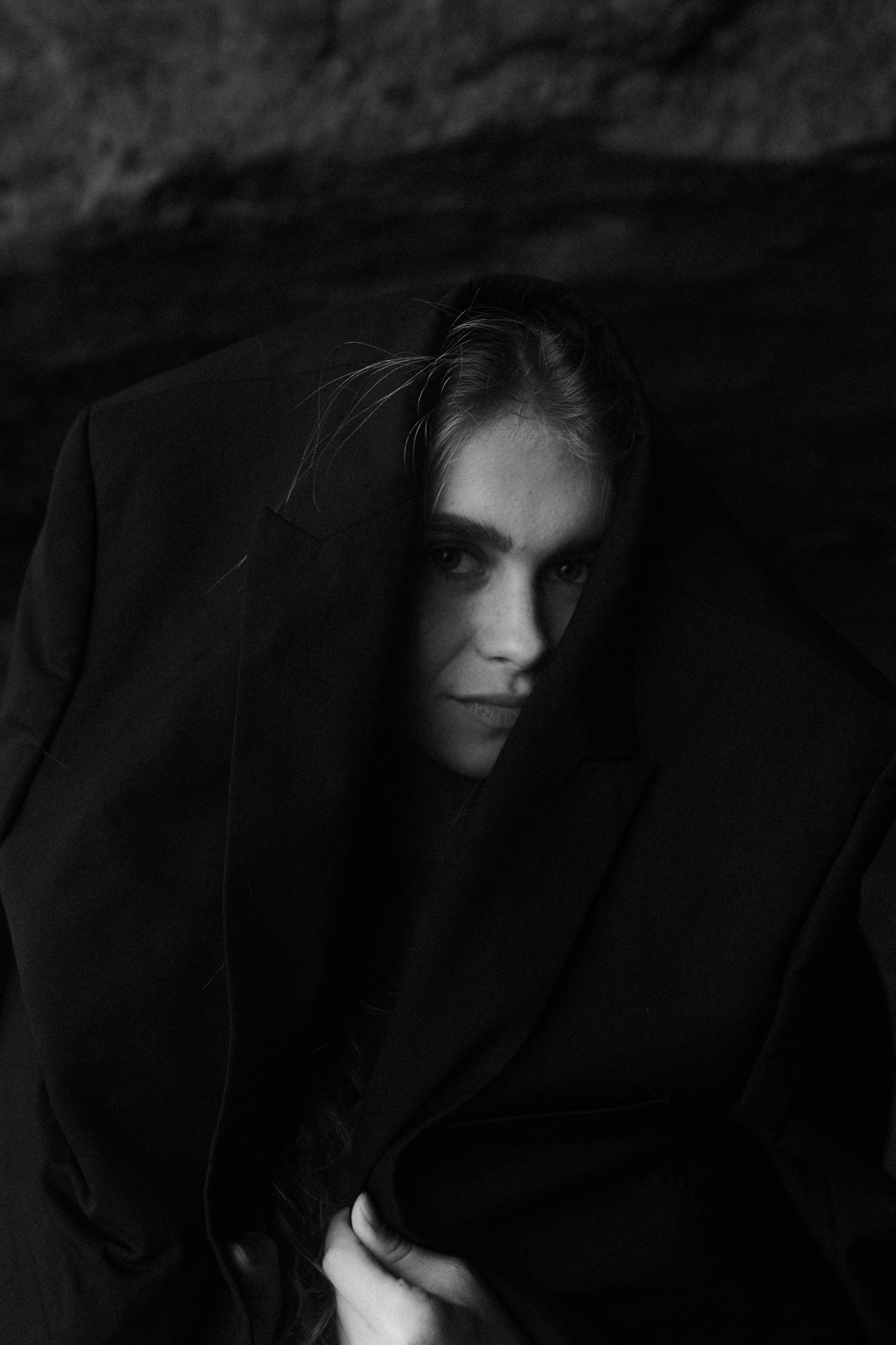 Диана на черном пляже. Фотограф Москва Дмитрий Курасов