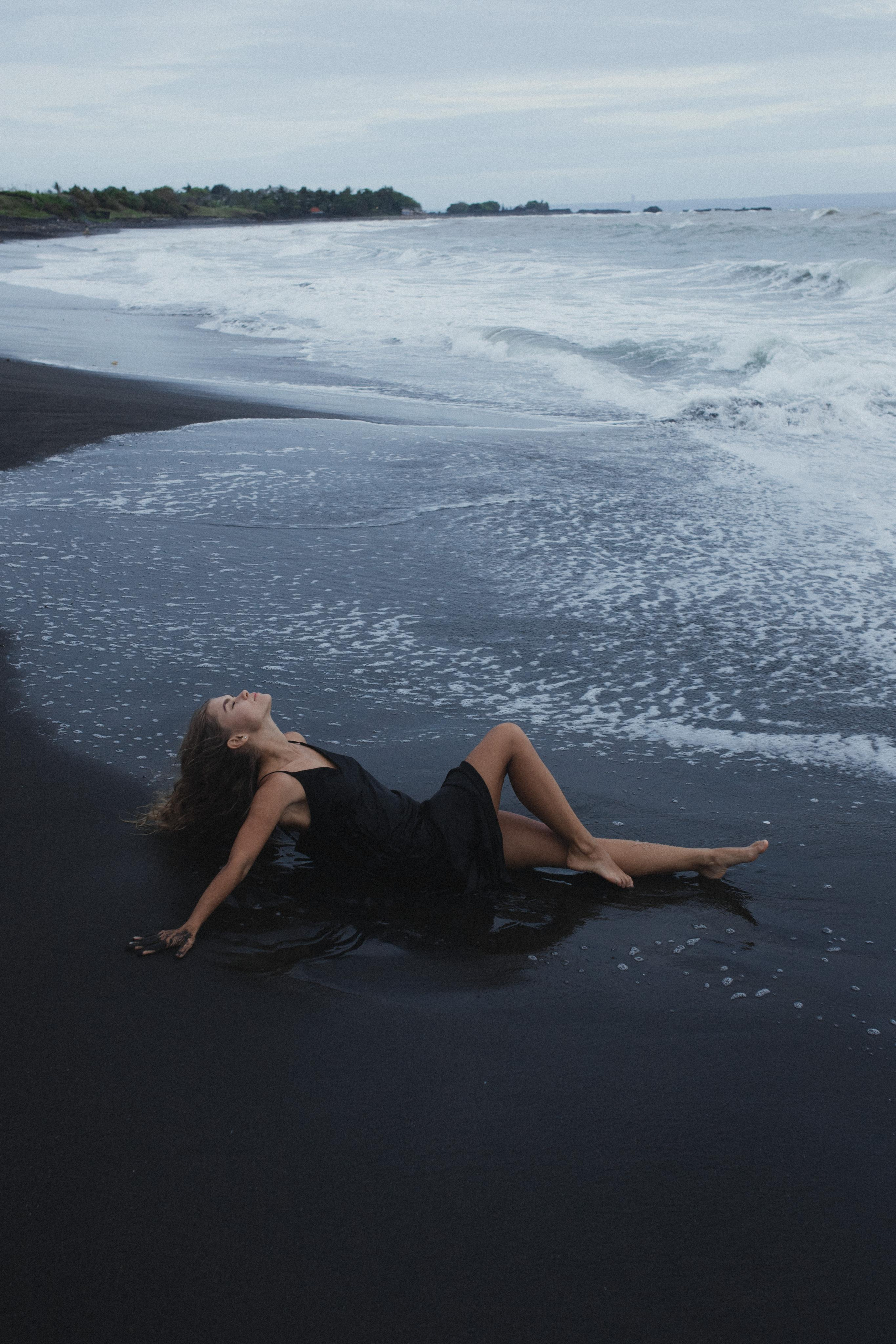 Диана на черном пляже. Фотограф Москва Дмитрий Курасов