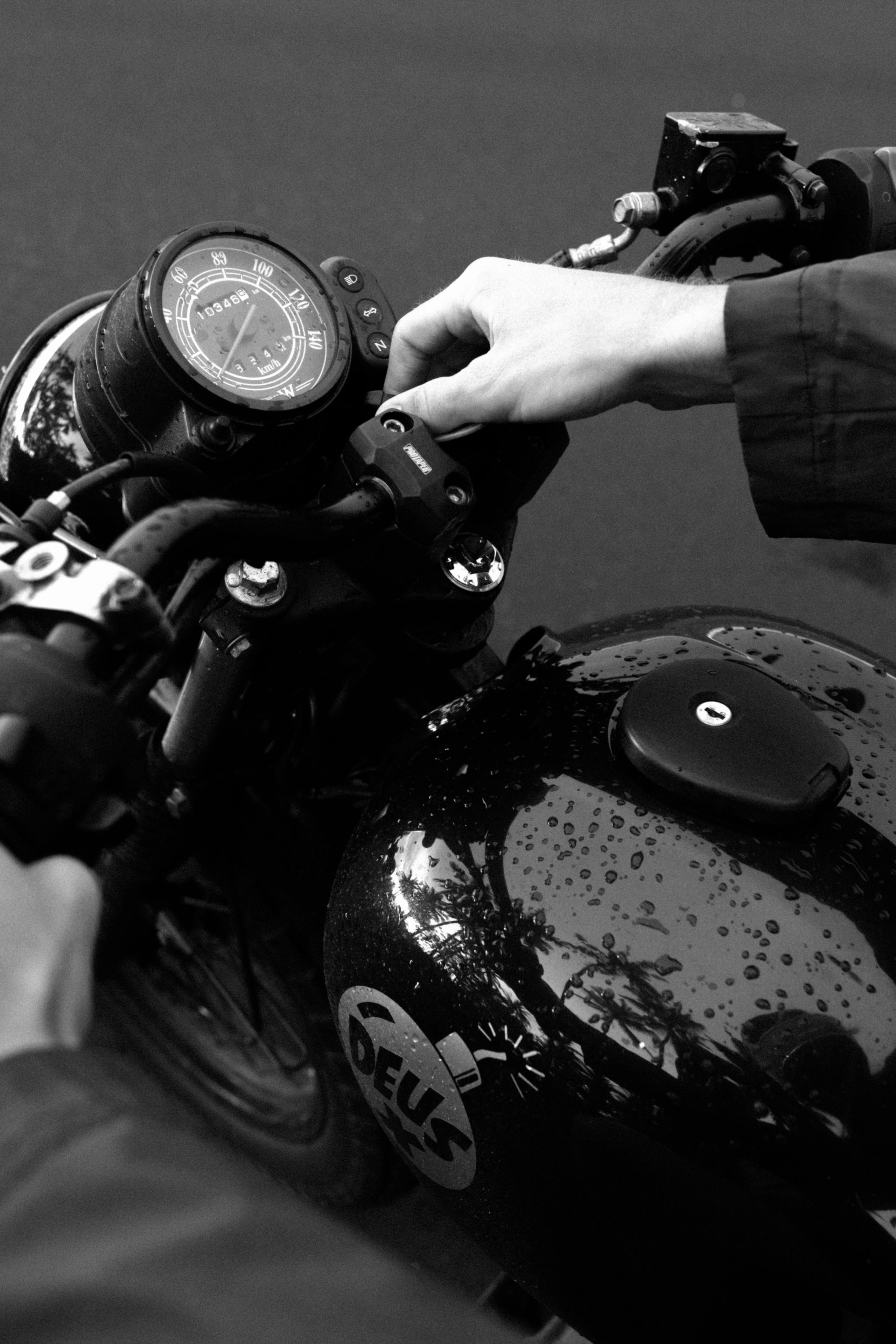 Мужская фотосессия на Бали с мотоциклом. Фотограф Москва Дмитрий Курасов