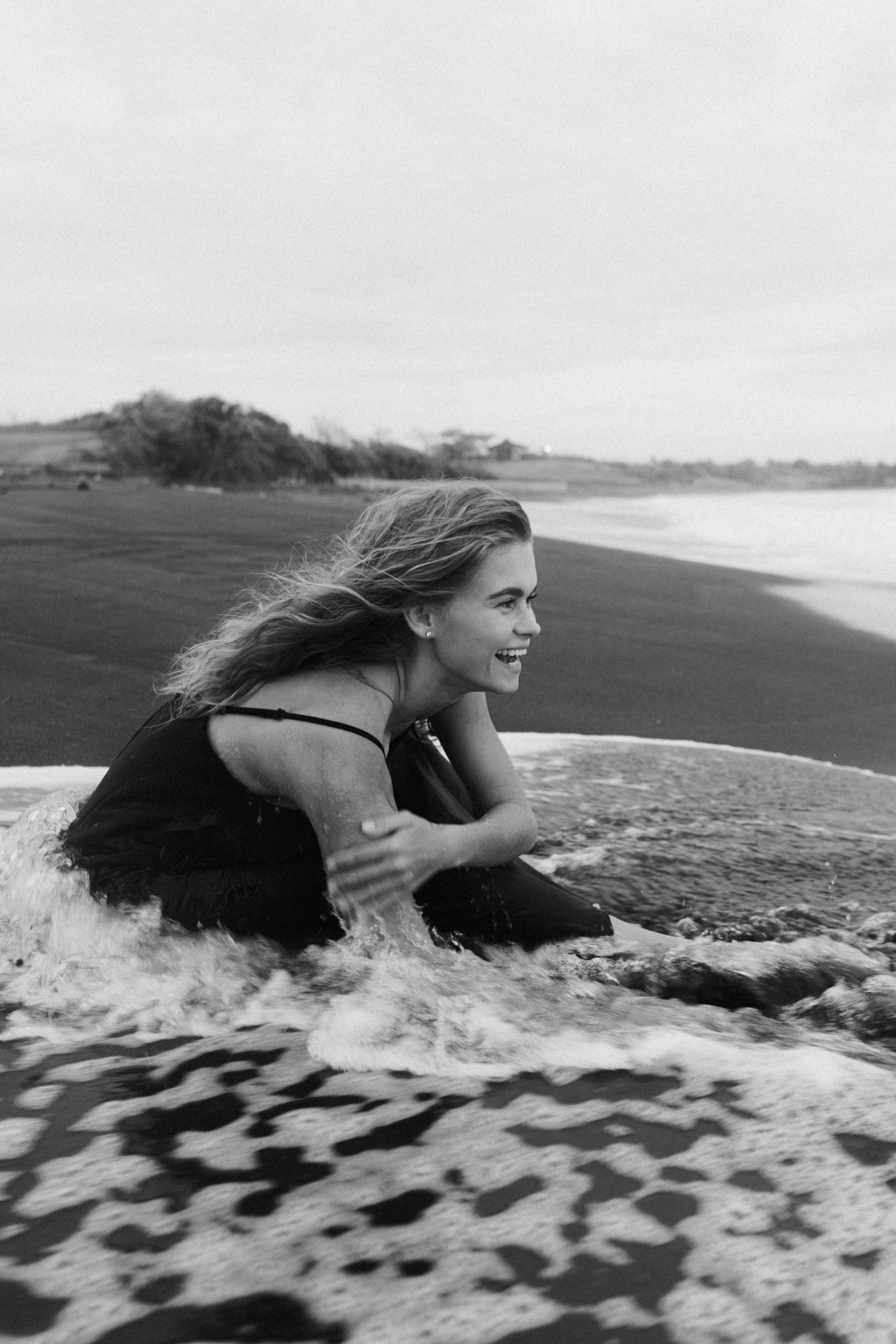 Диана на черном пляже. Фотограф Москва Дмитрий Курасов