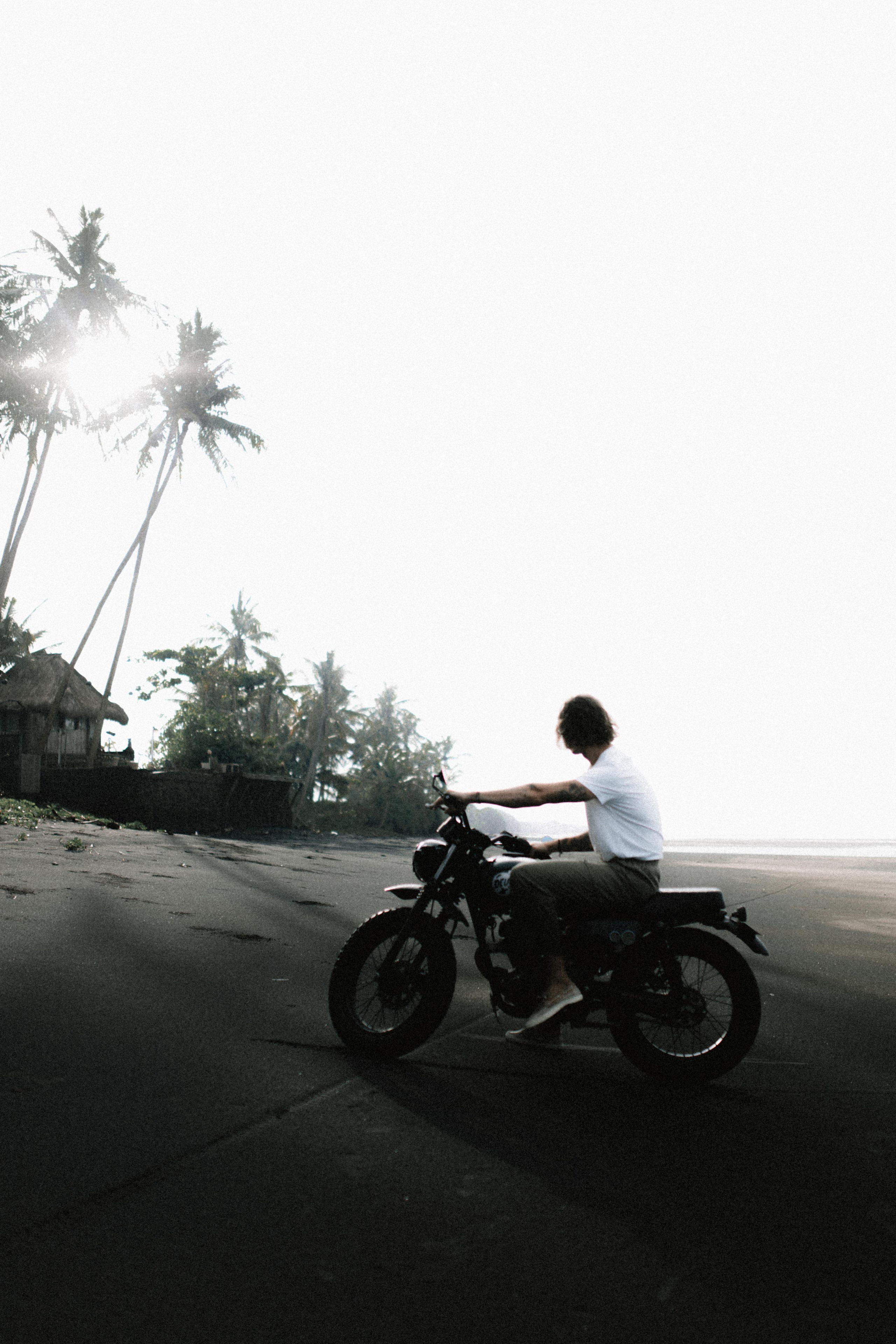 Мужская фотосессия на Бали с мотоциклом. Фотограф Москва Дмитрий Курасов