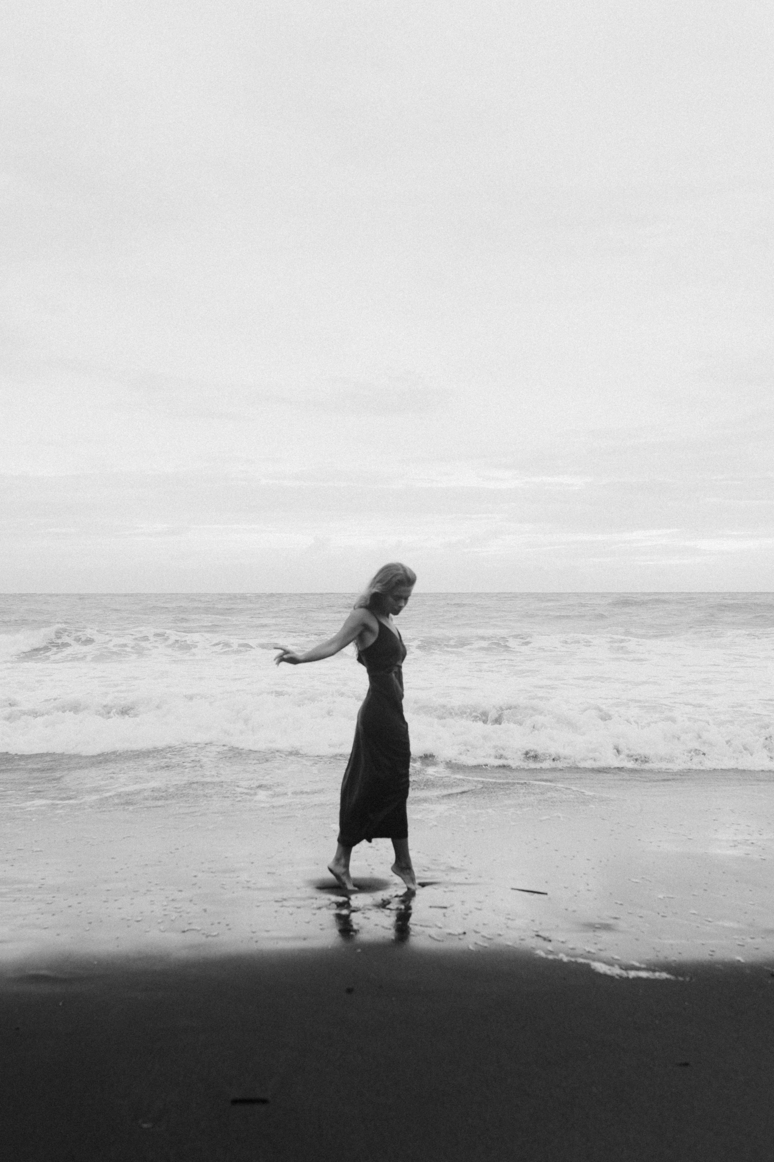 Диана на черном пляже. Фотограф Москва Дмитрий Курасов