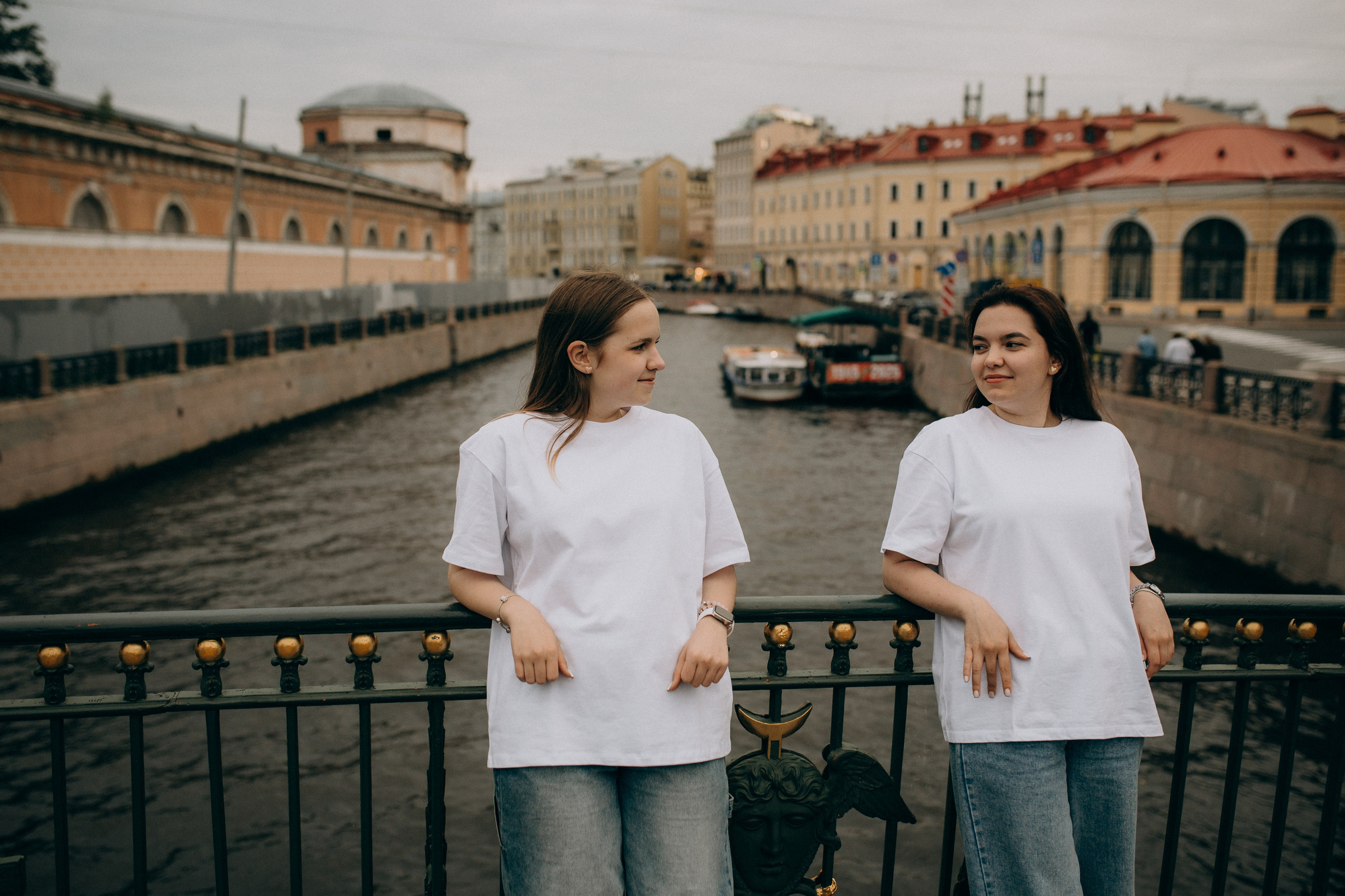 Фотосессия для сестёр: прогулка по Питеру. Фотограф Санкт-Петербург Князева Елизавета