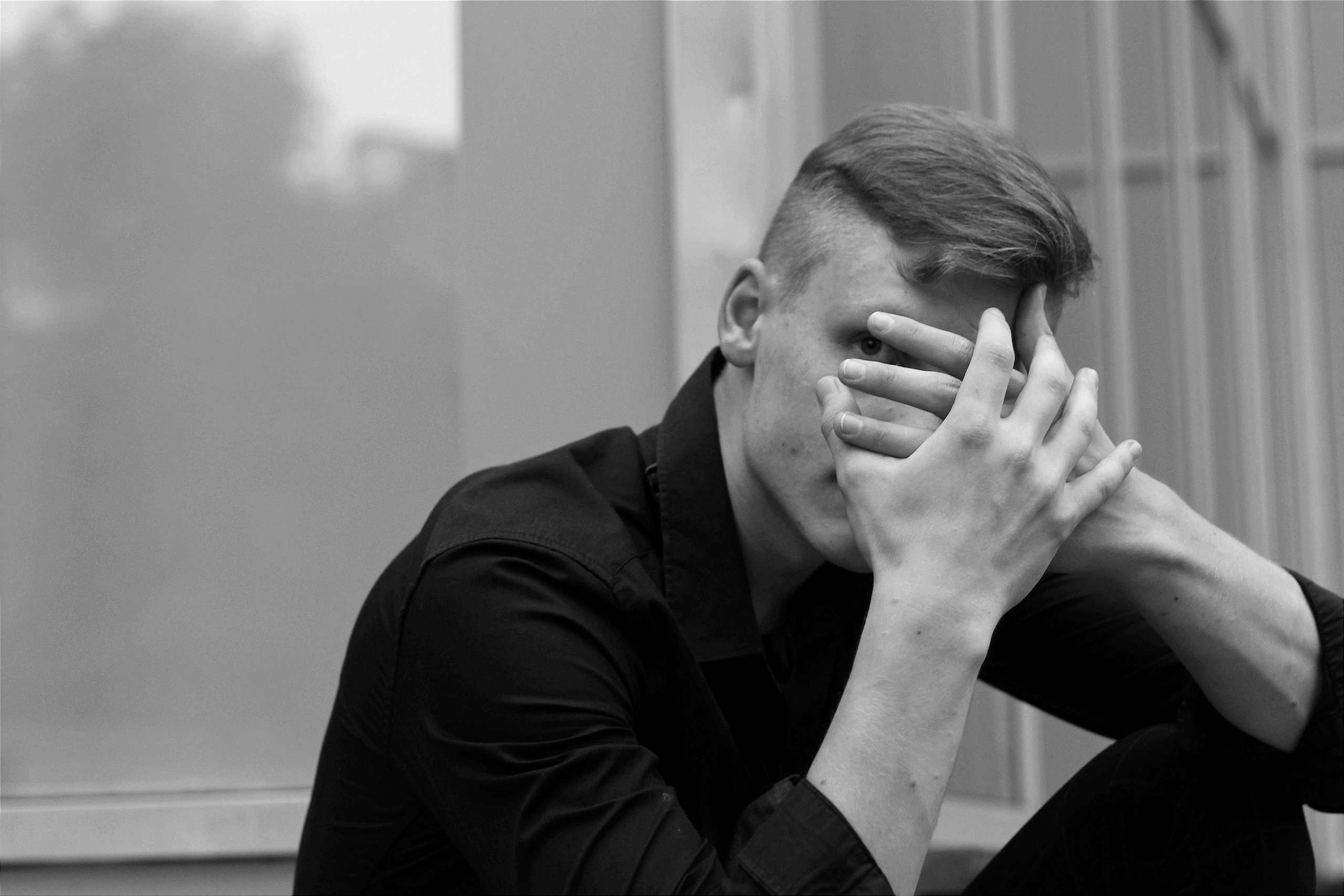 Мужской портрет. Контакты