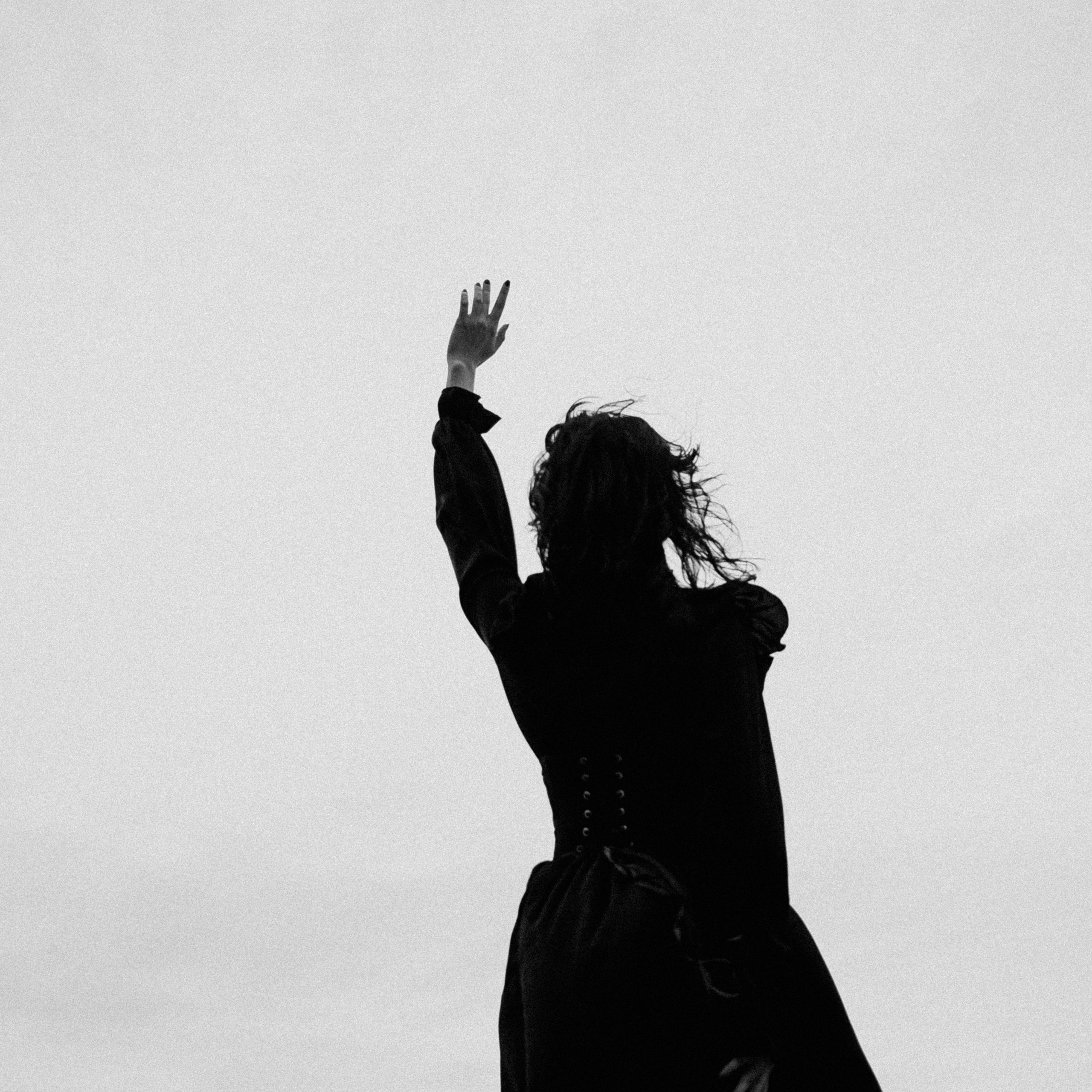 Съёмка у моря с оленьими рогами