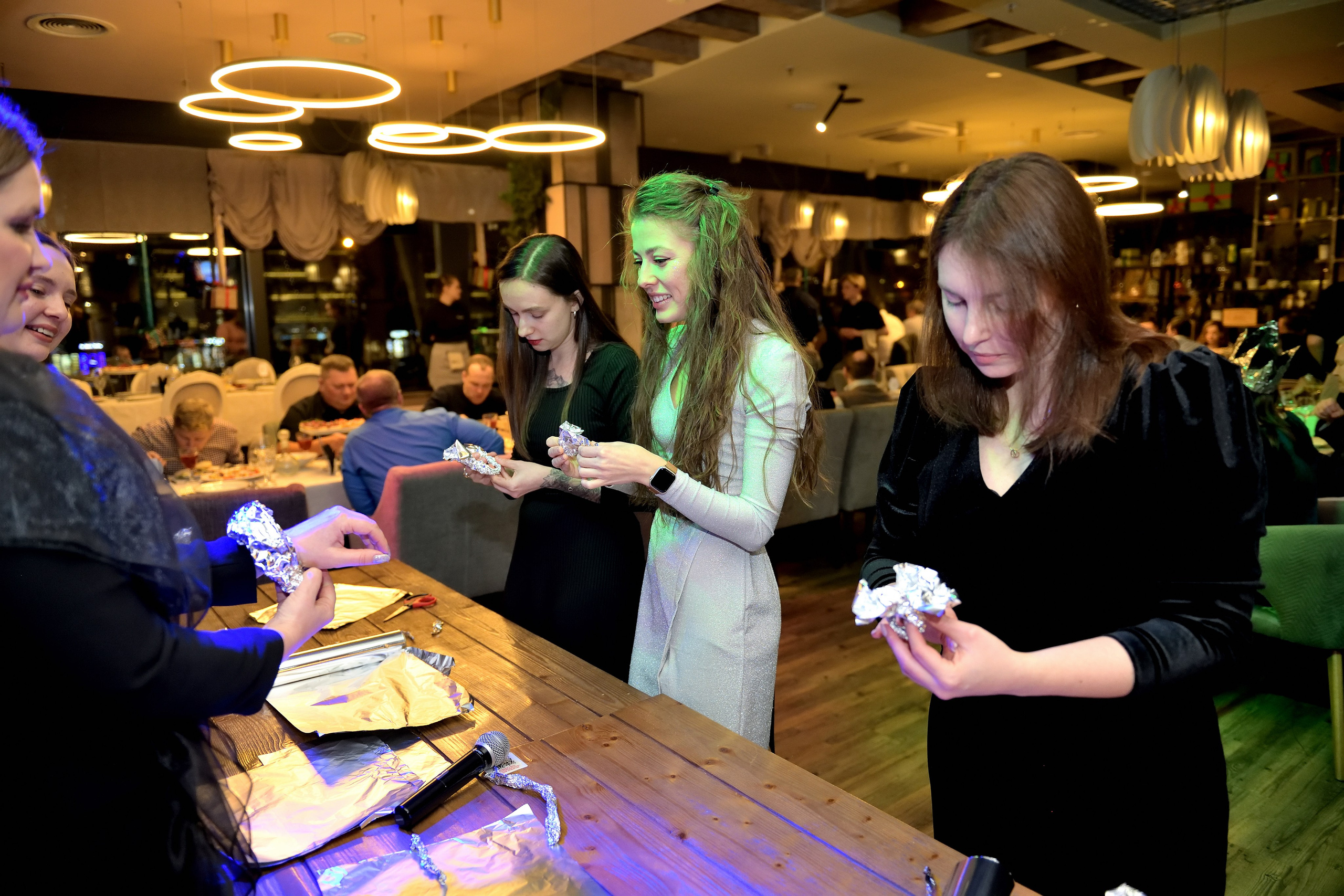 "Сотрудники компании делают себе новогодний декор на корпоративе".