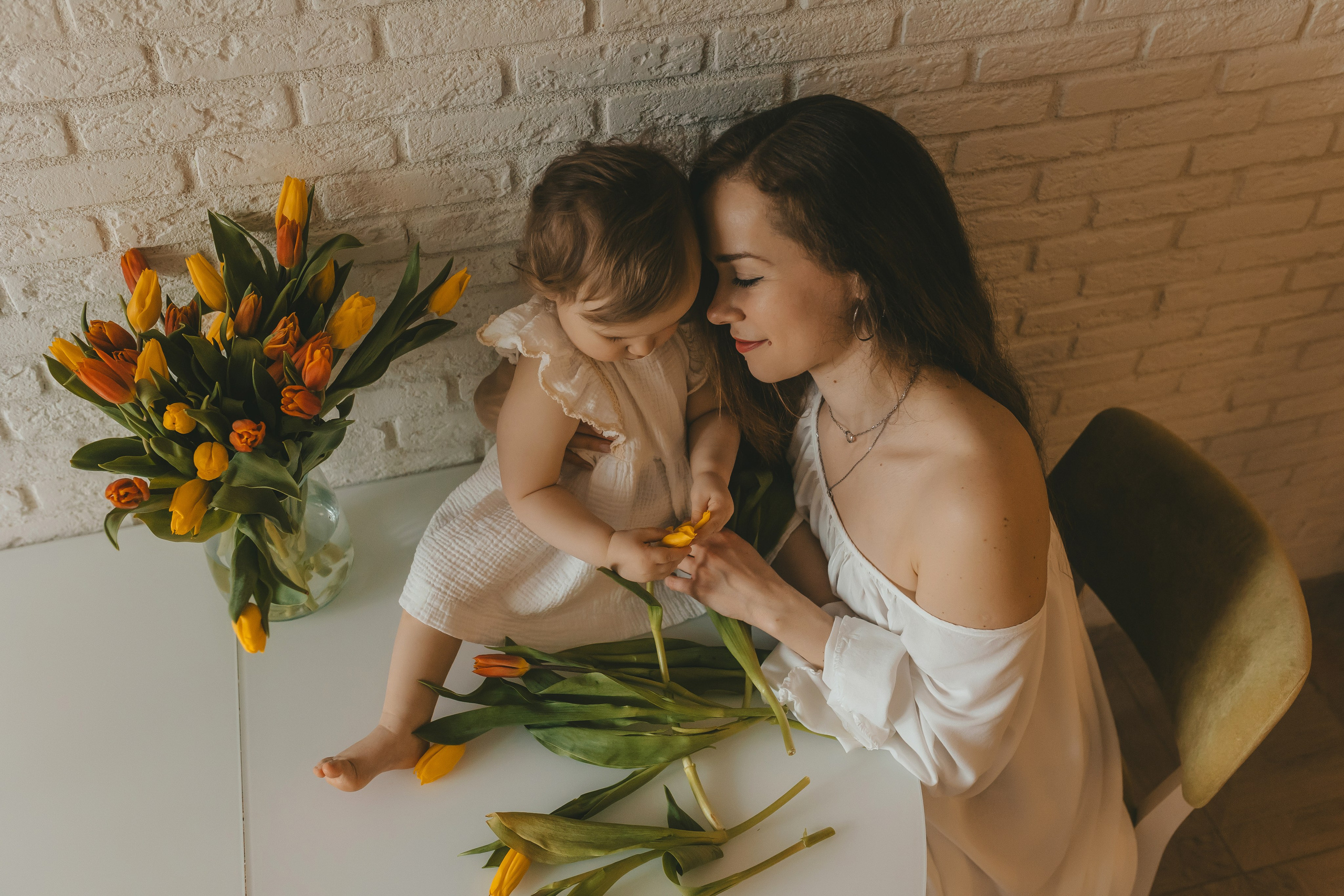 Весенняя домашняя семейная фотосессии мамы с дочками. Семейный и женский фотограф в Москве Надежда Воробьева