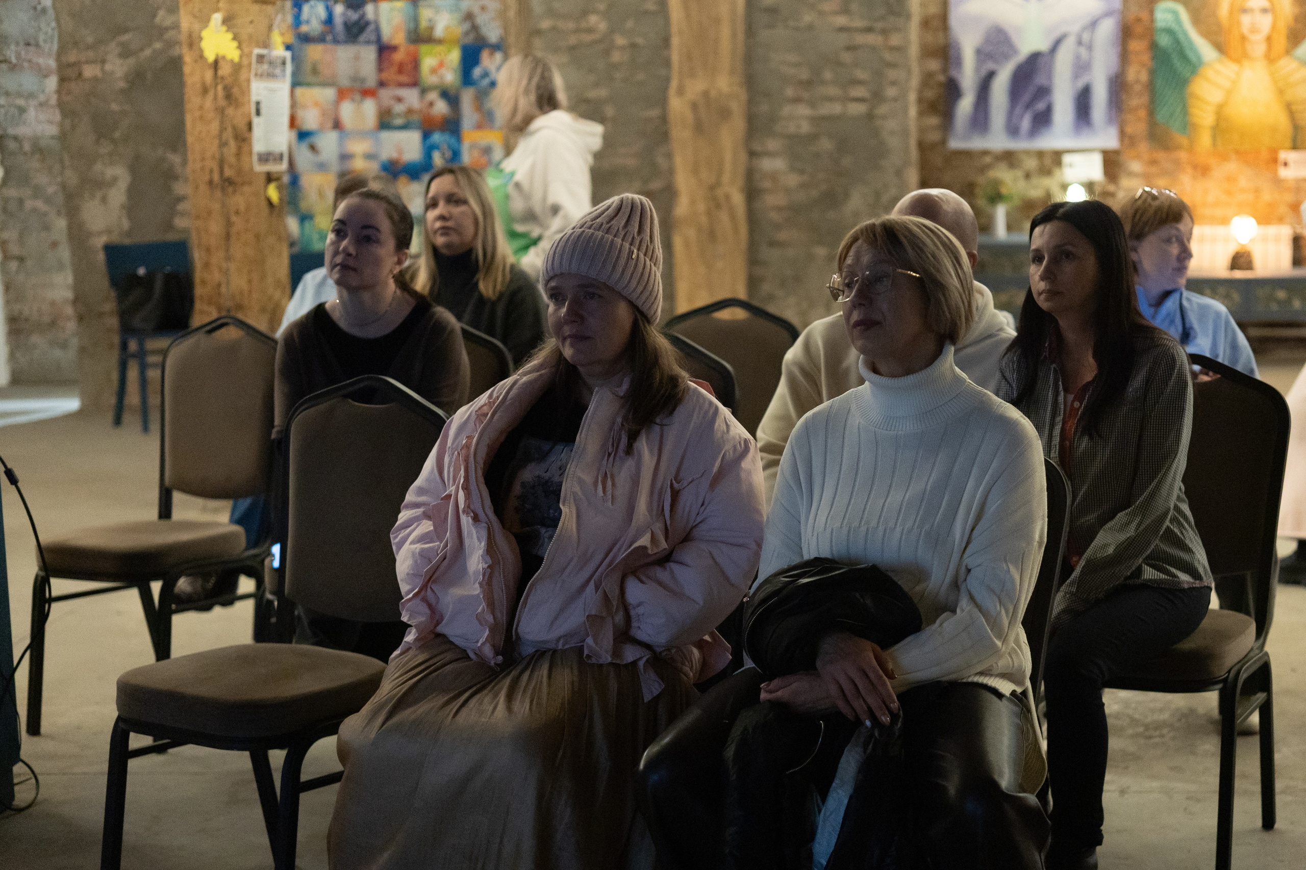 Выставка «АНГЕЛЫ МИРА». Фотограф Красноярск съемки лавстори, фотосессия в студии, портретная съемка, творческие фотосессии