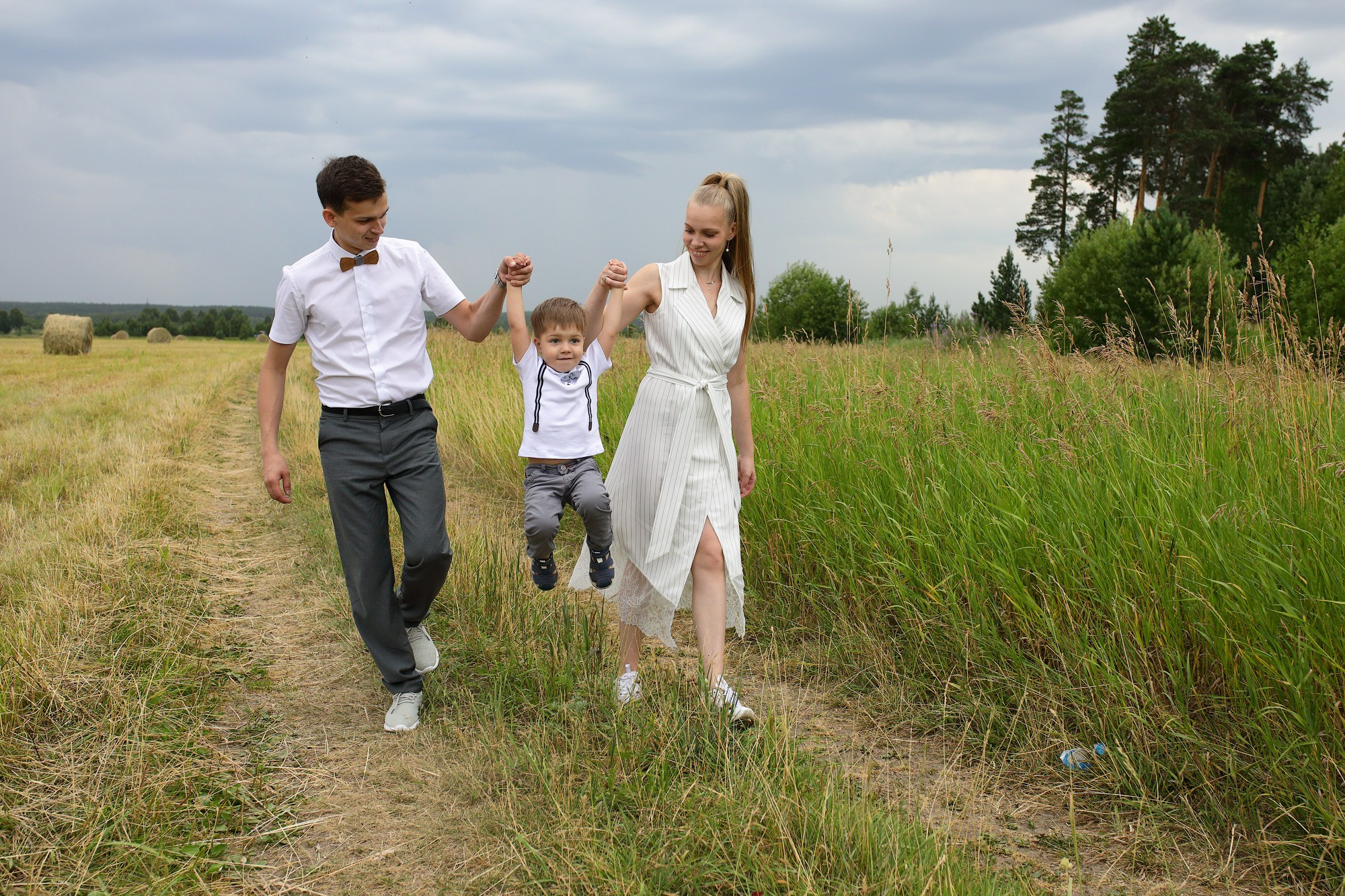 семья прогулка в поле фотосессия Екатеринбург