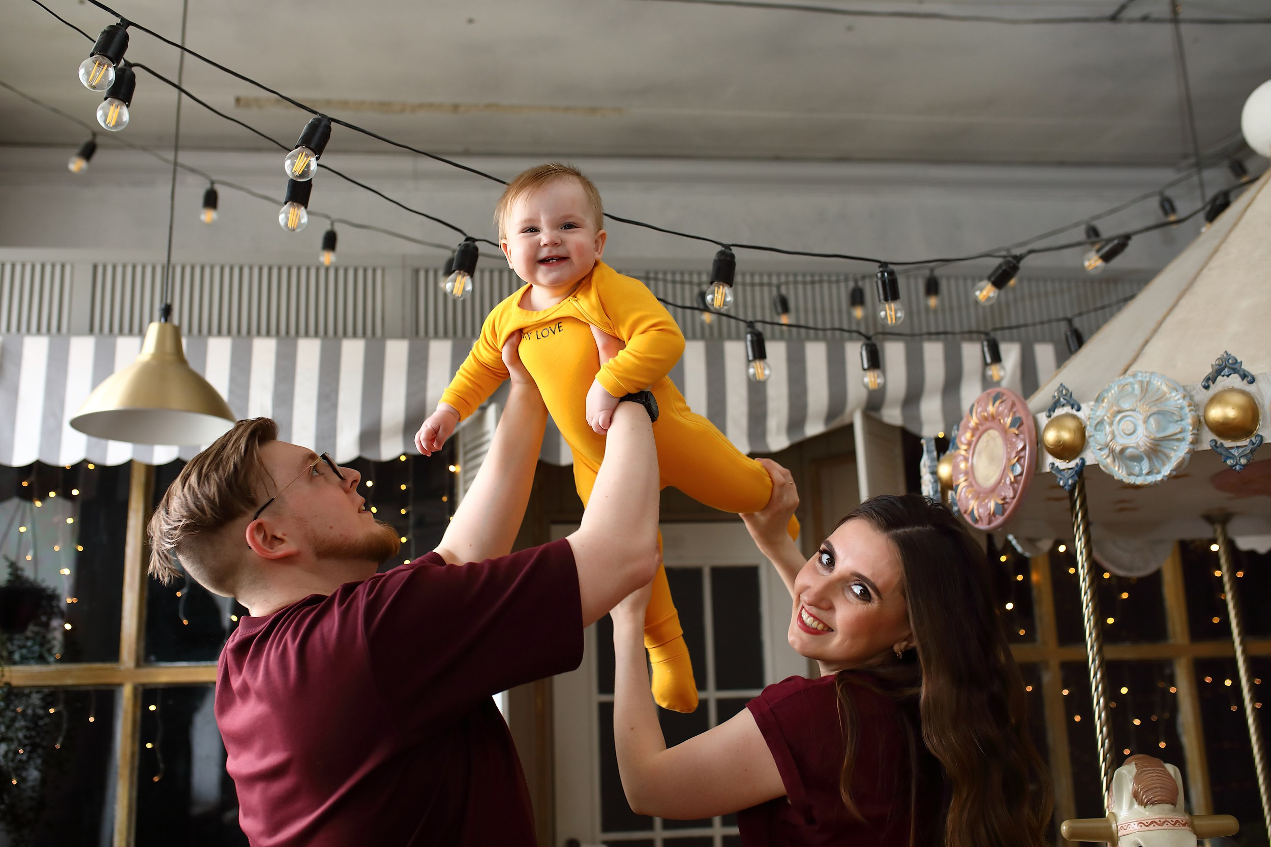 Семейные фотосессии в студии. Свадебный и семейный фотограф и видеограф в Екатеринбурге Полянские Тимур и Анастасия