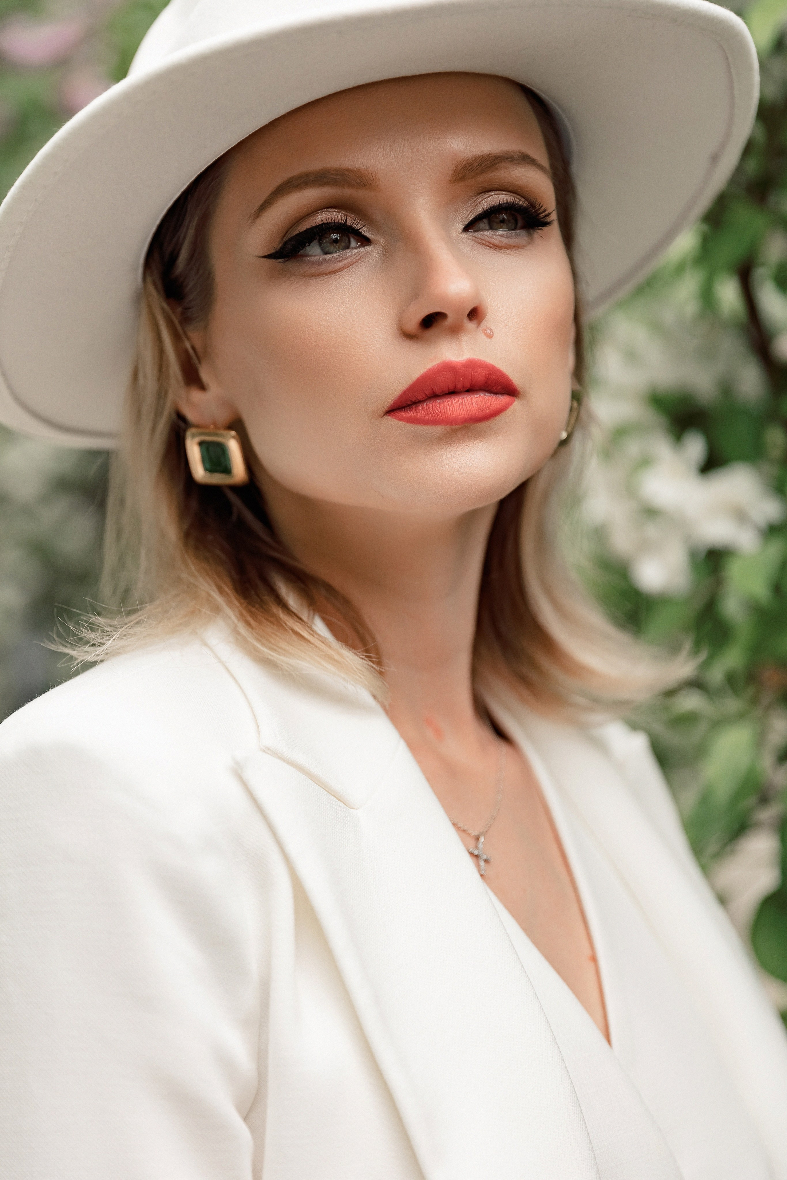 Портретная фотосессия Даши среди яблонь. Свадебный фотограф Москва