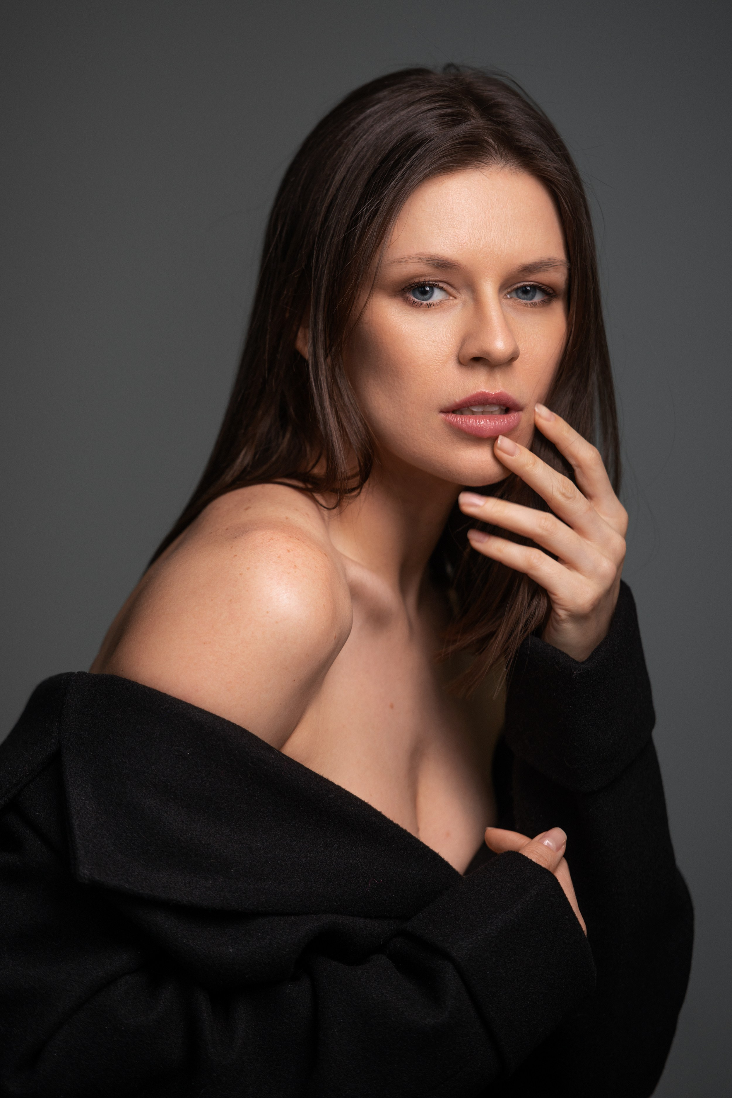 Классический студийный портрет красивой девушки с мягким светом