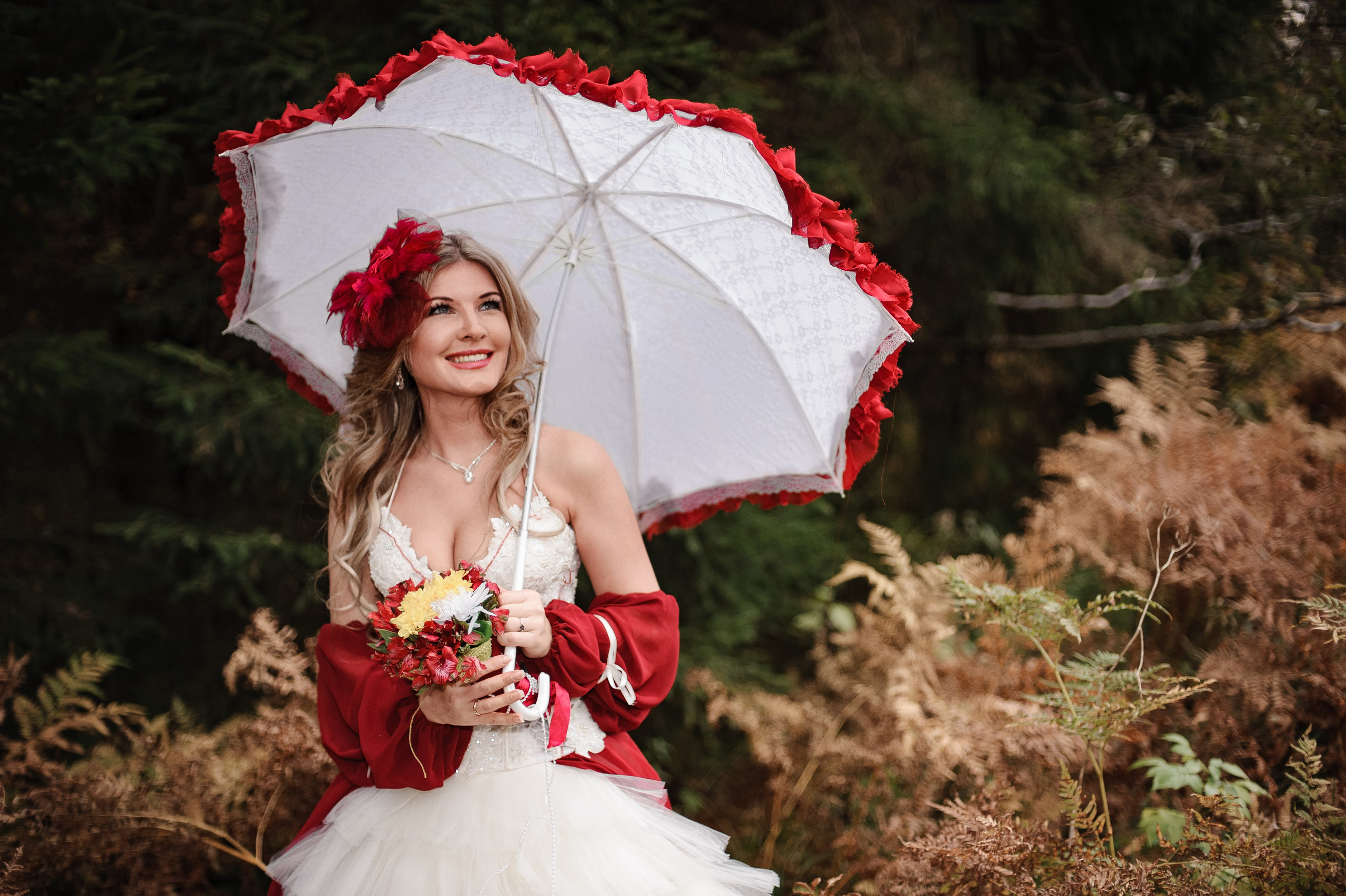 Женская портретная фотосессия в свадебном стиле для девушки на природе.