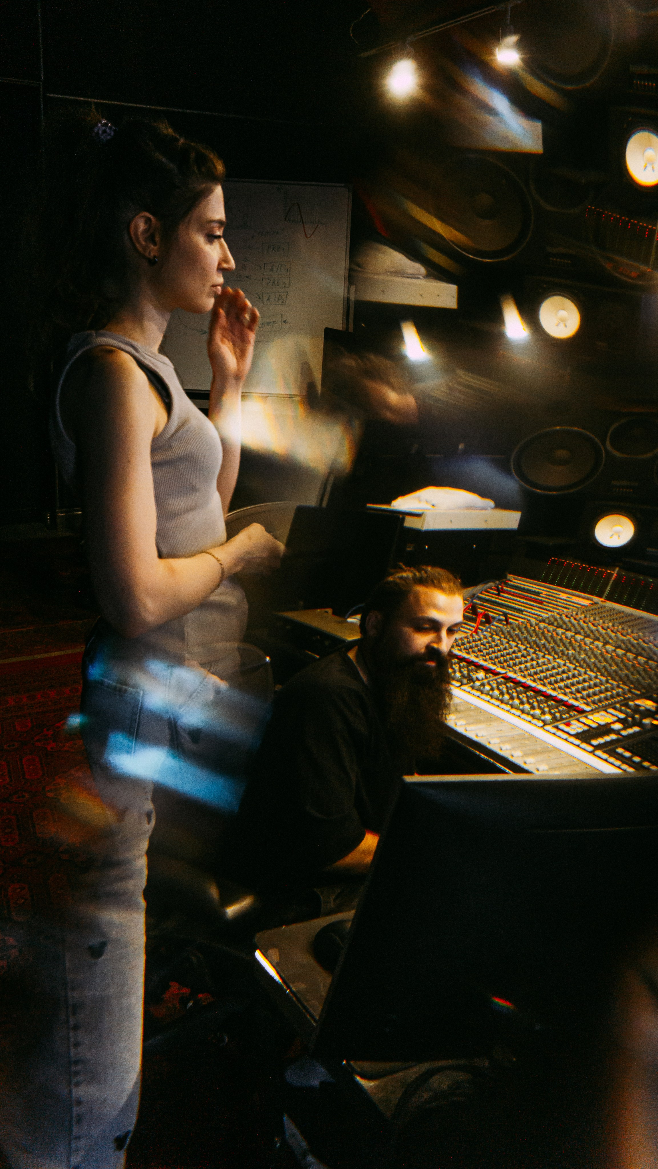 профессиональная фотосъемка музыкантов в студии звукозаписи, процесс звукозаписи