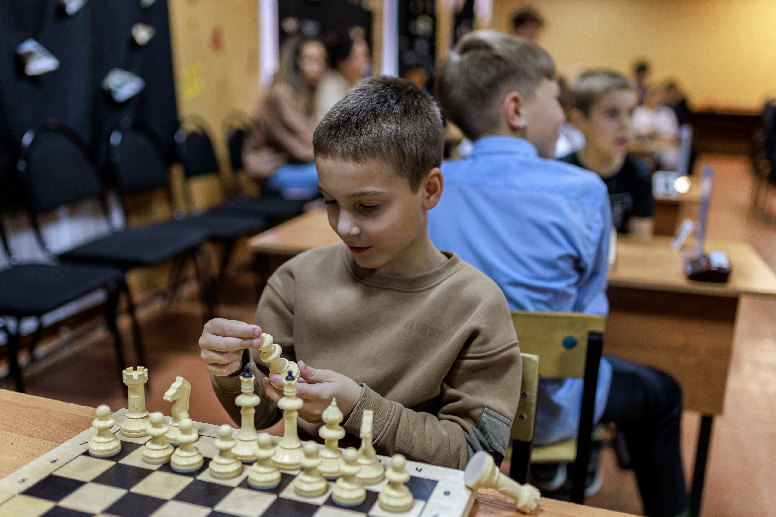 Репортажная сьёмка игры в шахматы в детском доме. Семейный и детский фотограф в Рязани Васюгова Мария