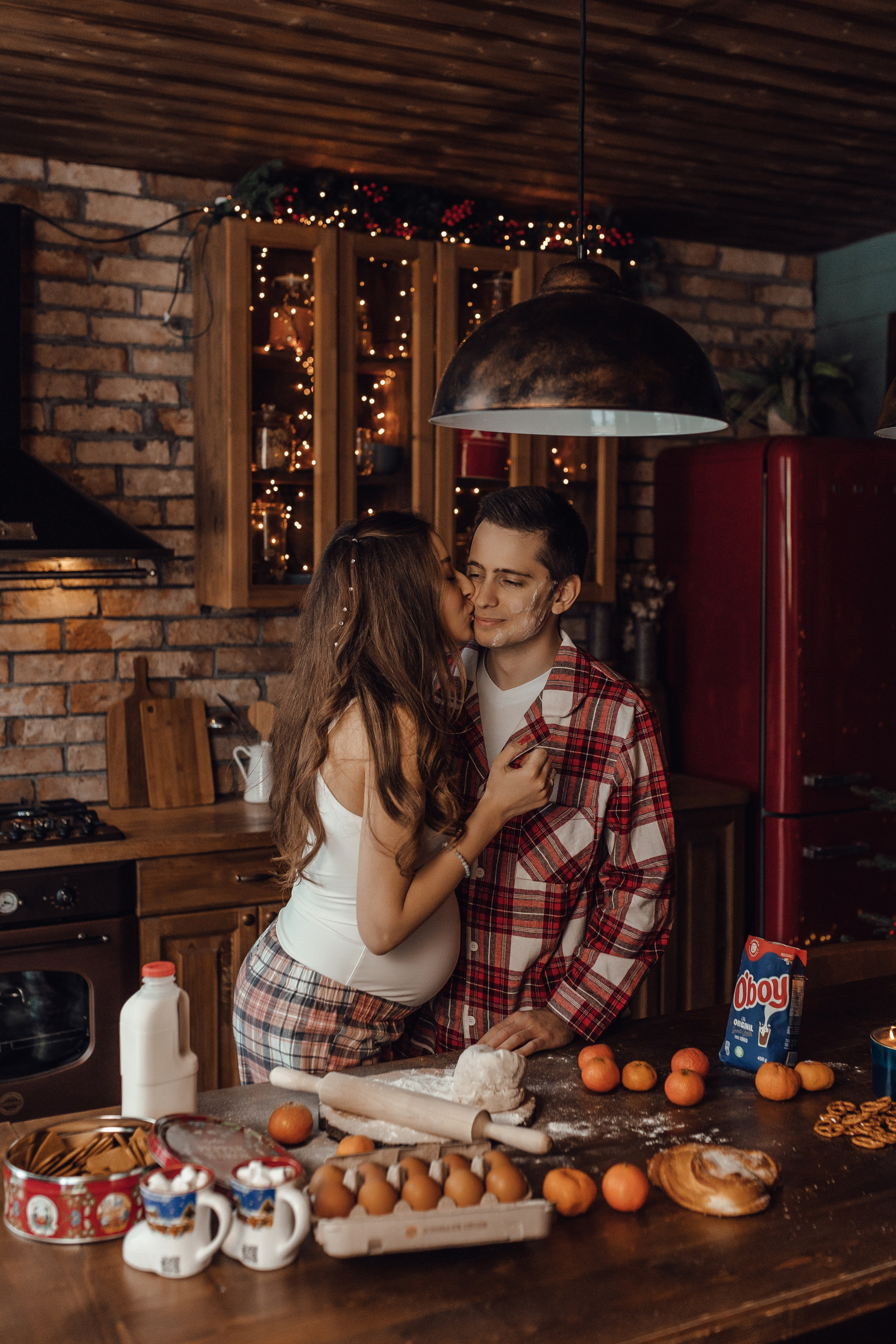 новогодняя фотосессия на кухне с мукой и тестом в студии мимика шале