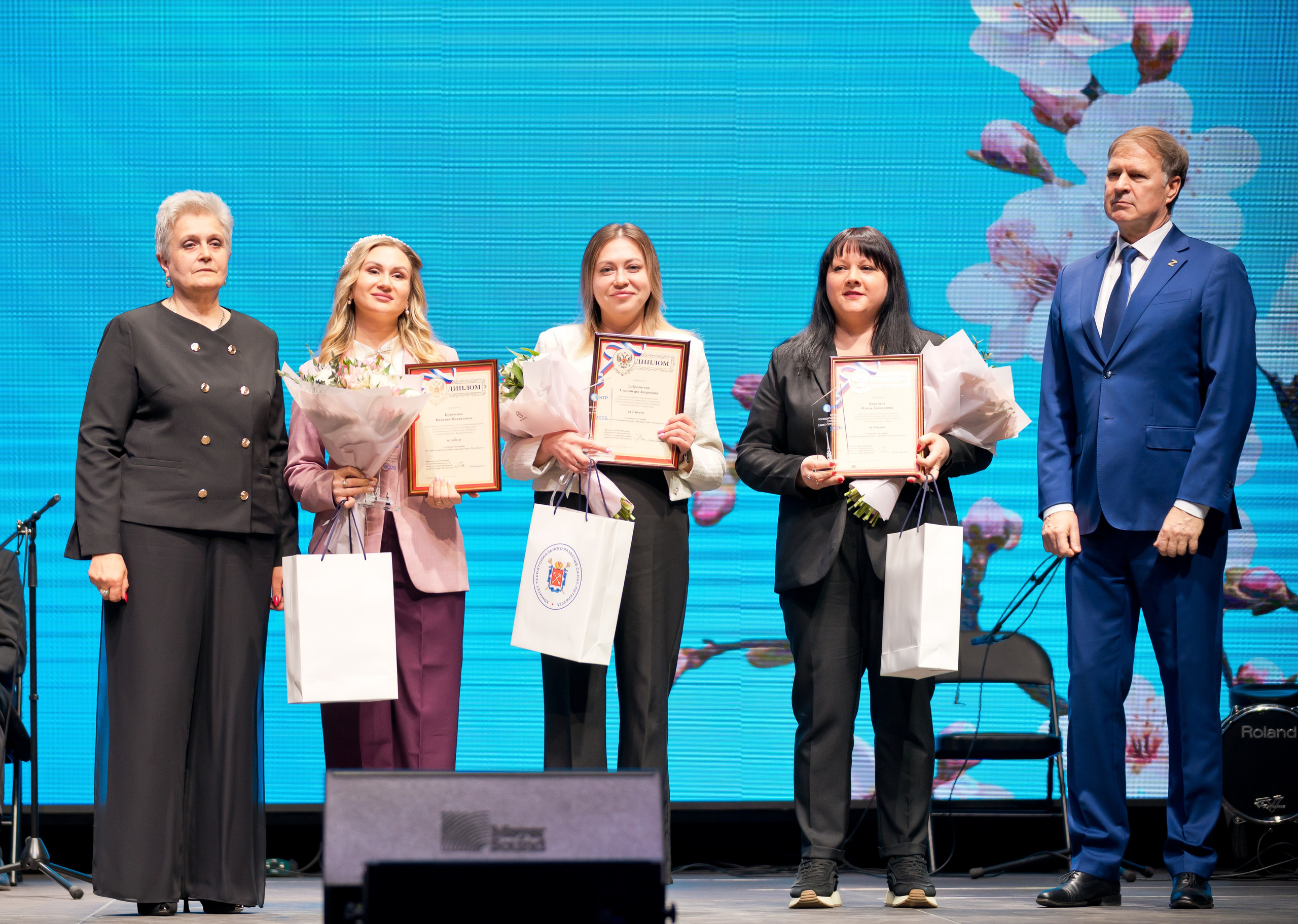 Групповое фото лауреатов Дня местного самоуправления Санкт-Петербурга с грамотами и цветами. Награждение лучших работников местного самоуправления | Фото: Евгений Мальцев.