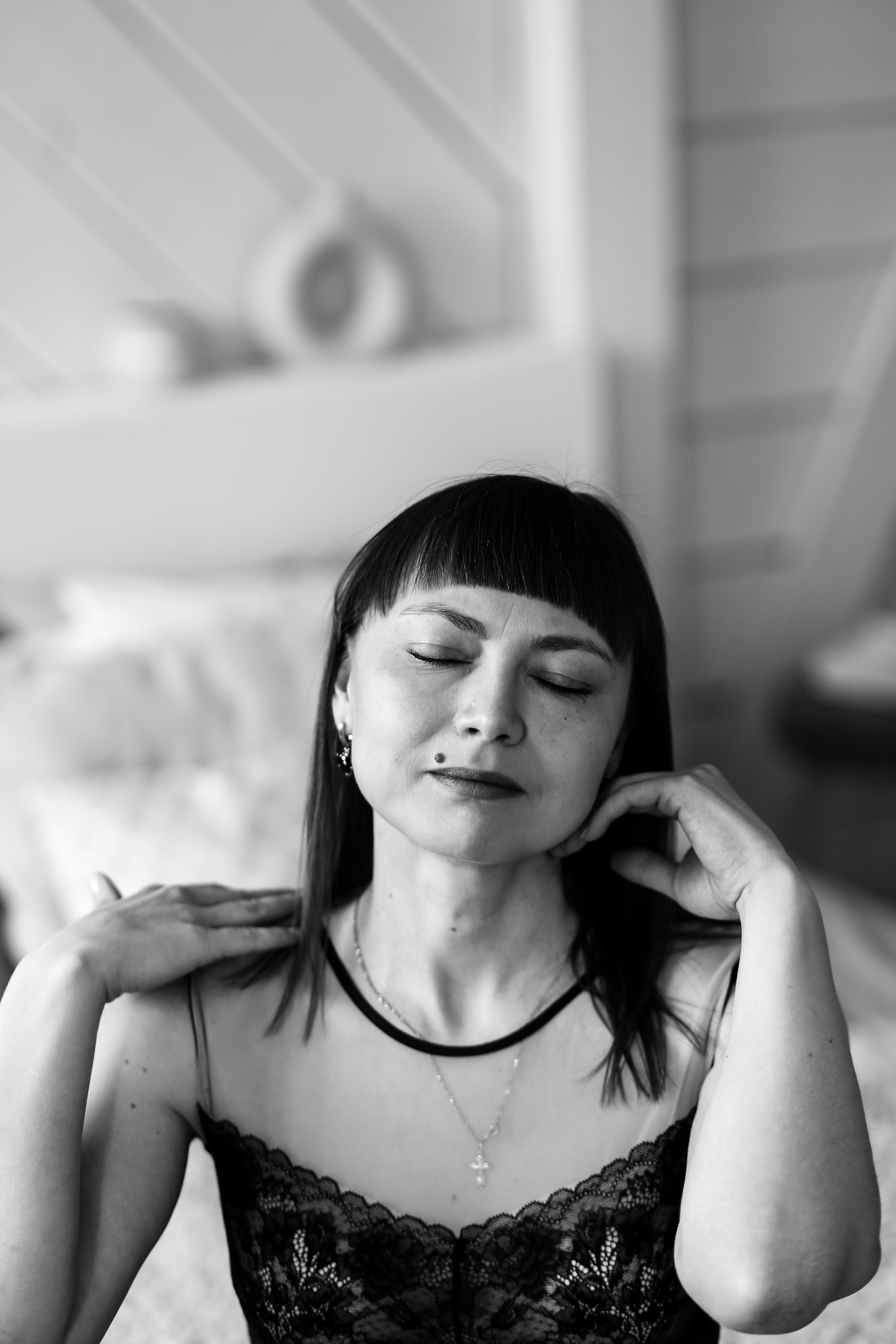 чувственные кадры девушки с наслаждением 