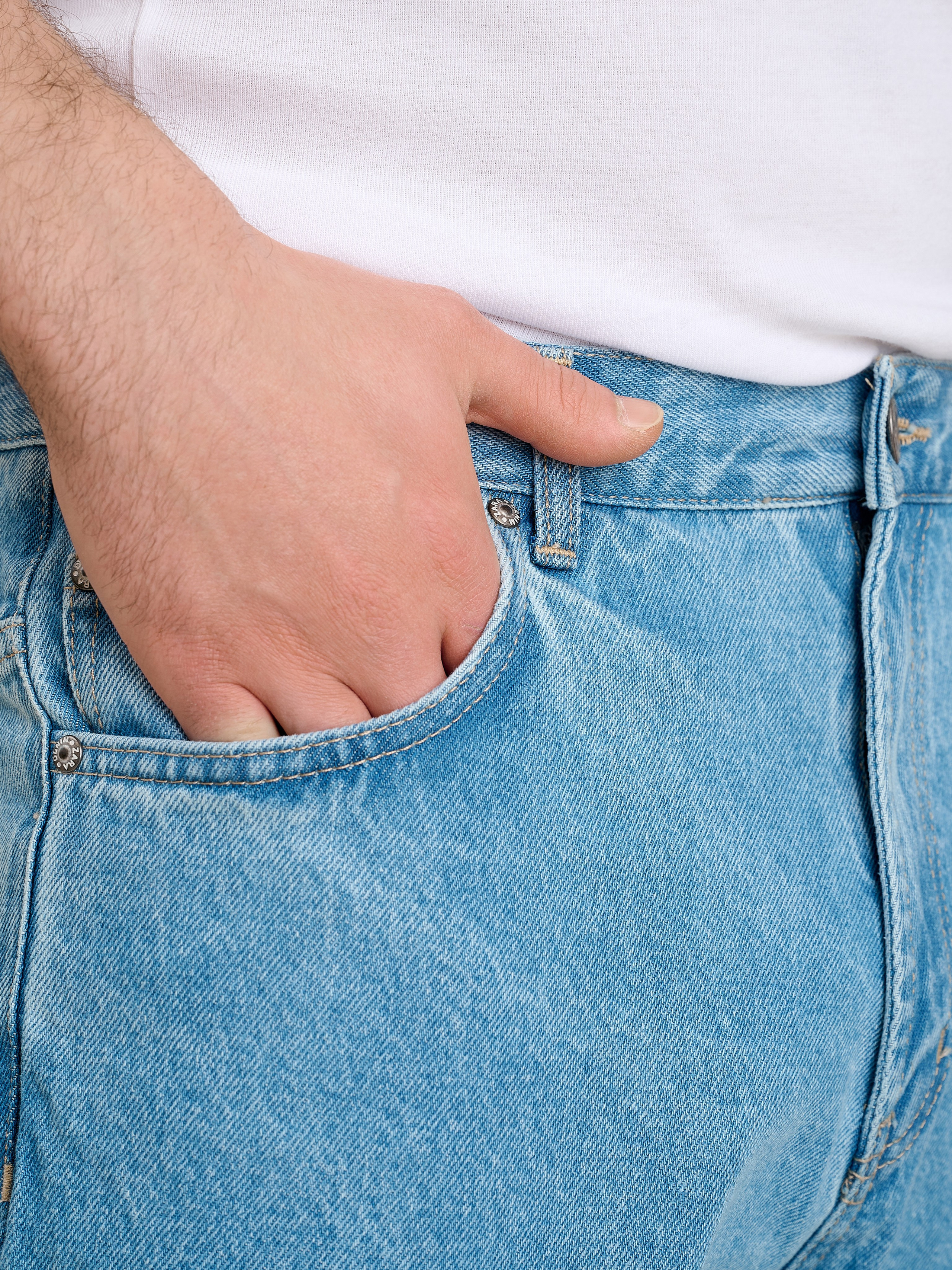 Чистая и детализированная предметная фотография джинсов для сайта