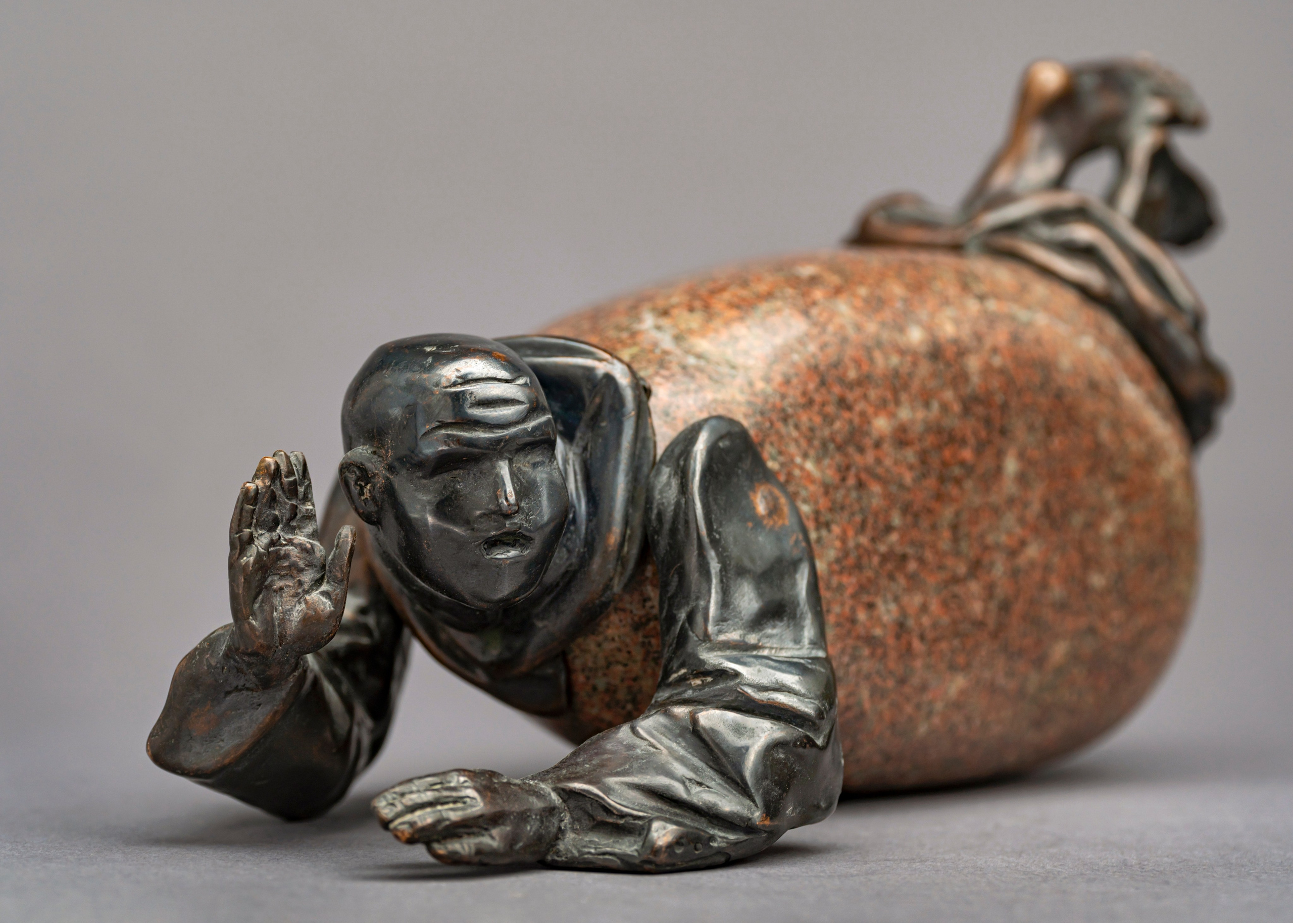 «Сплетник». Художественная скульптура, для коллекционирования и формирования пространства интерьера и экстерьера