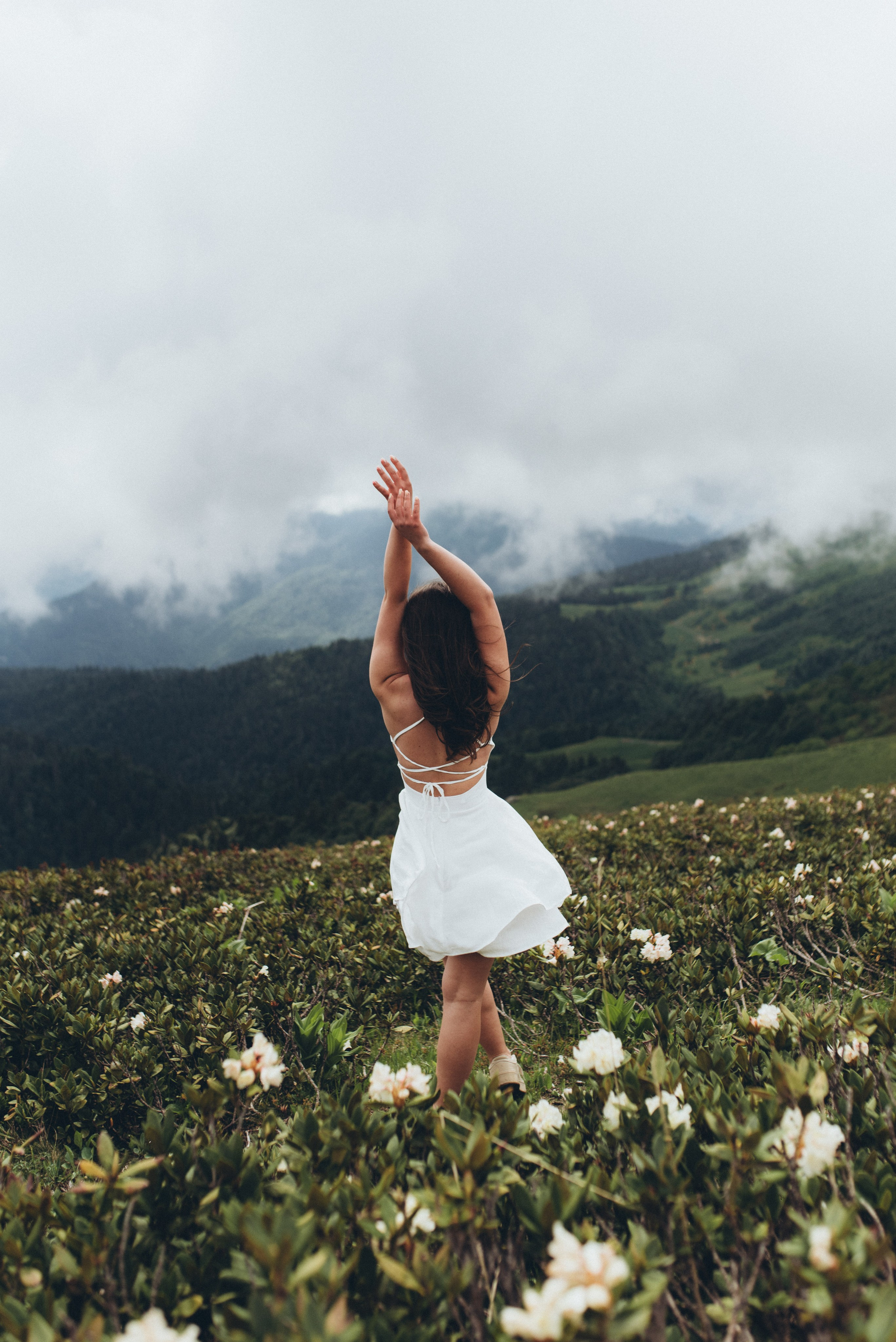 Фотосессия в горах Красной поляна Сочи цветение рододендрона. Фотограф в Сочи — Маргарита Поганова