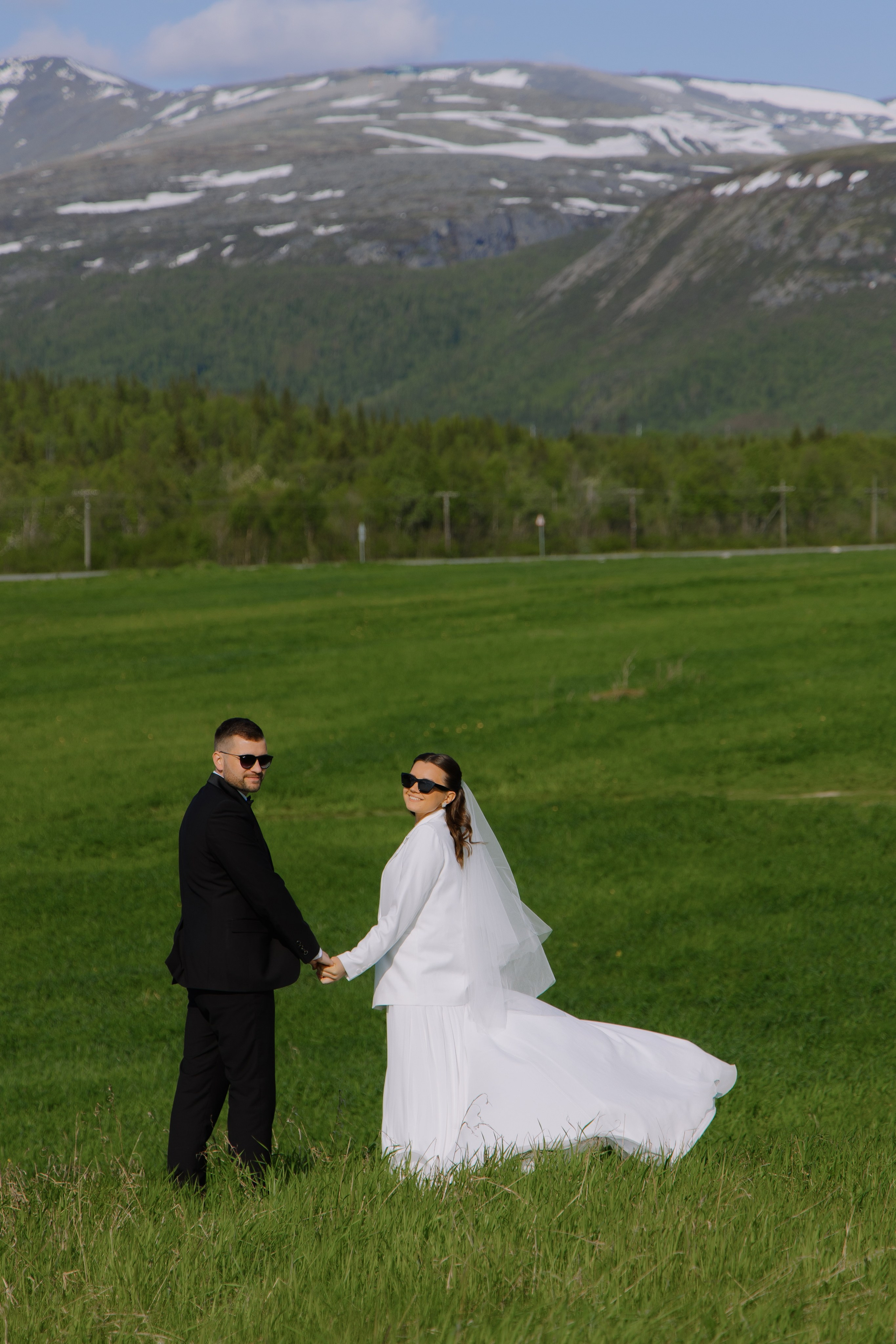 Сердца двух любимых людей бьются в унисон, словно сердце одной большой души, укрытой мягкими облаками.