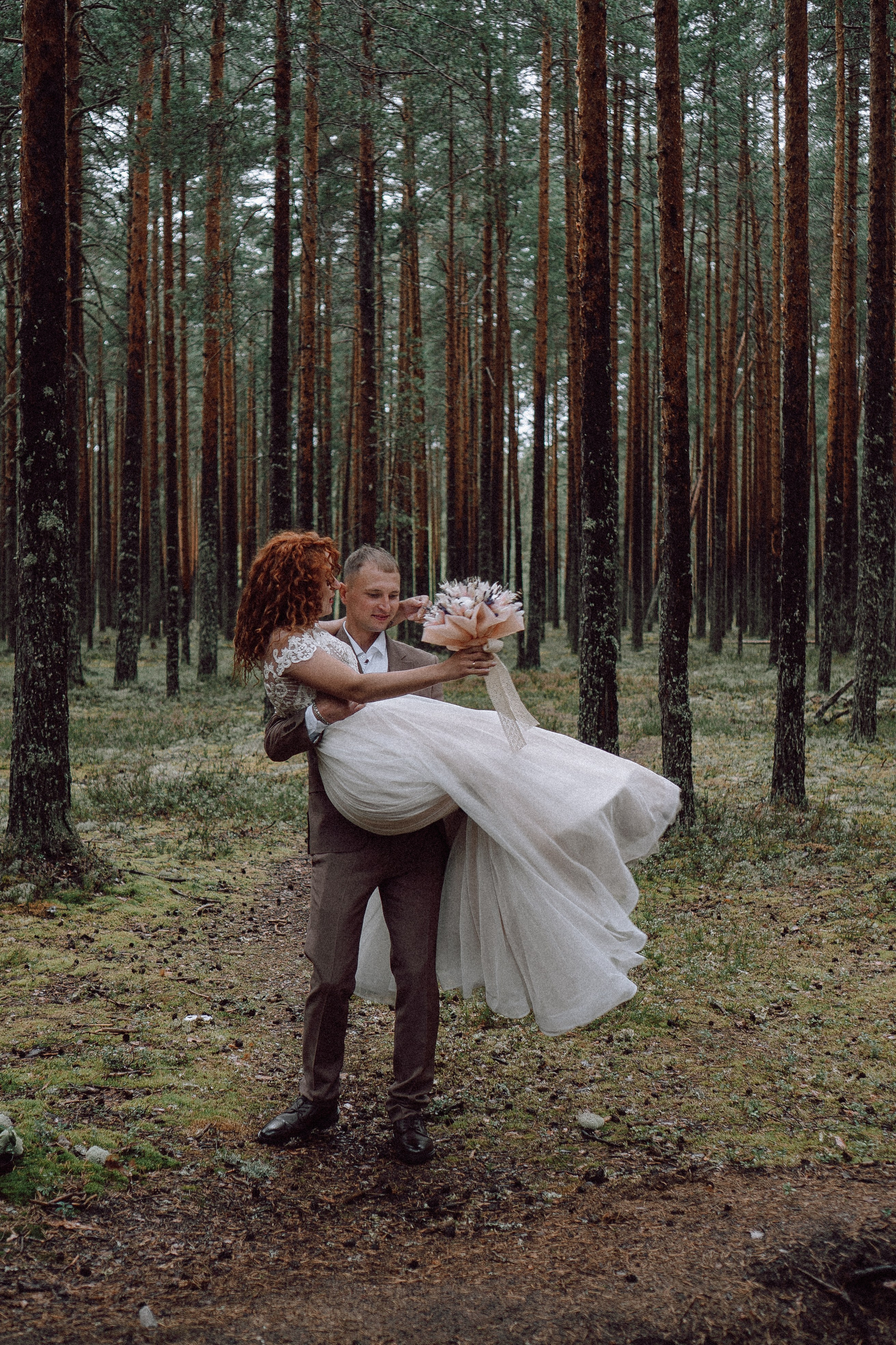 СВАДЕБНАЯ ФОТОСЕССИИЯ ПАРЫ В ГОРОДЕ ПРИОЗЕРСК В СОСНОВОМ ЛЕСУ И С ПИКАПОМ. Профессиональный фотограф, Санкт-Петербург — Виктория Богомолова