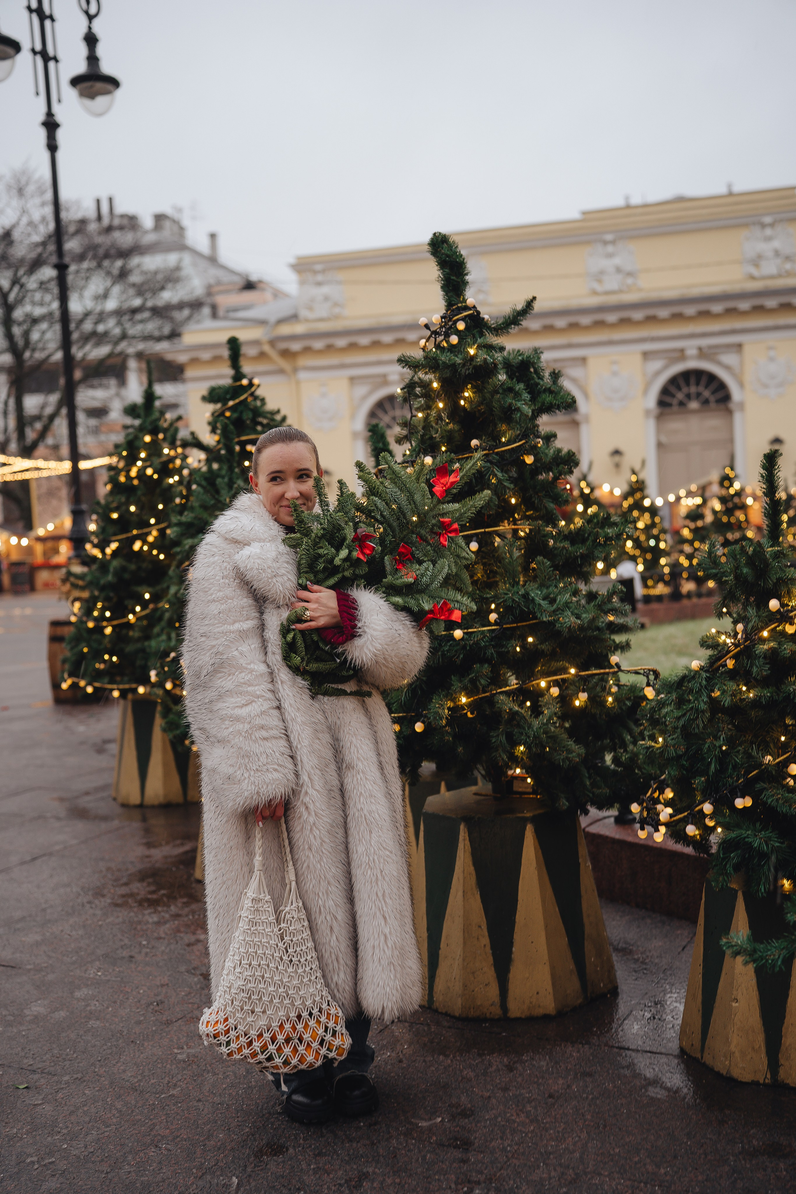 ПРОГУЛКА НА МАНЕЖНОЙ ПЛОЩАДИ ДЛЯ ДЕВУШКИ ПЕРЕД НОВЫМ ГОДОМ (НОВОГОДНЯЯ ФОТОСЕССИИЯ НА МАНЕЖНОЙ ПЛОЩАДИ). Профессиональный фотограф, Санкт-Петербург — Виктория Богомолова