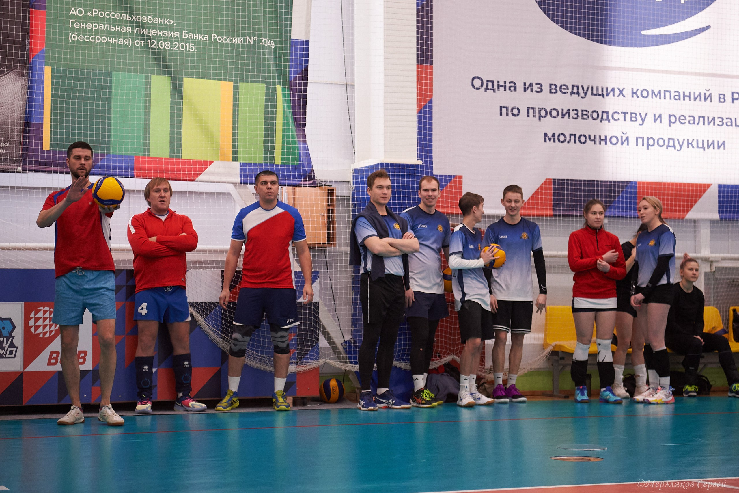 Новогодний волейбольный турнир. Ижевск. 16.12.23. Спортивный репортажный фотограф в Ижевске Сергей Мерзляков