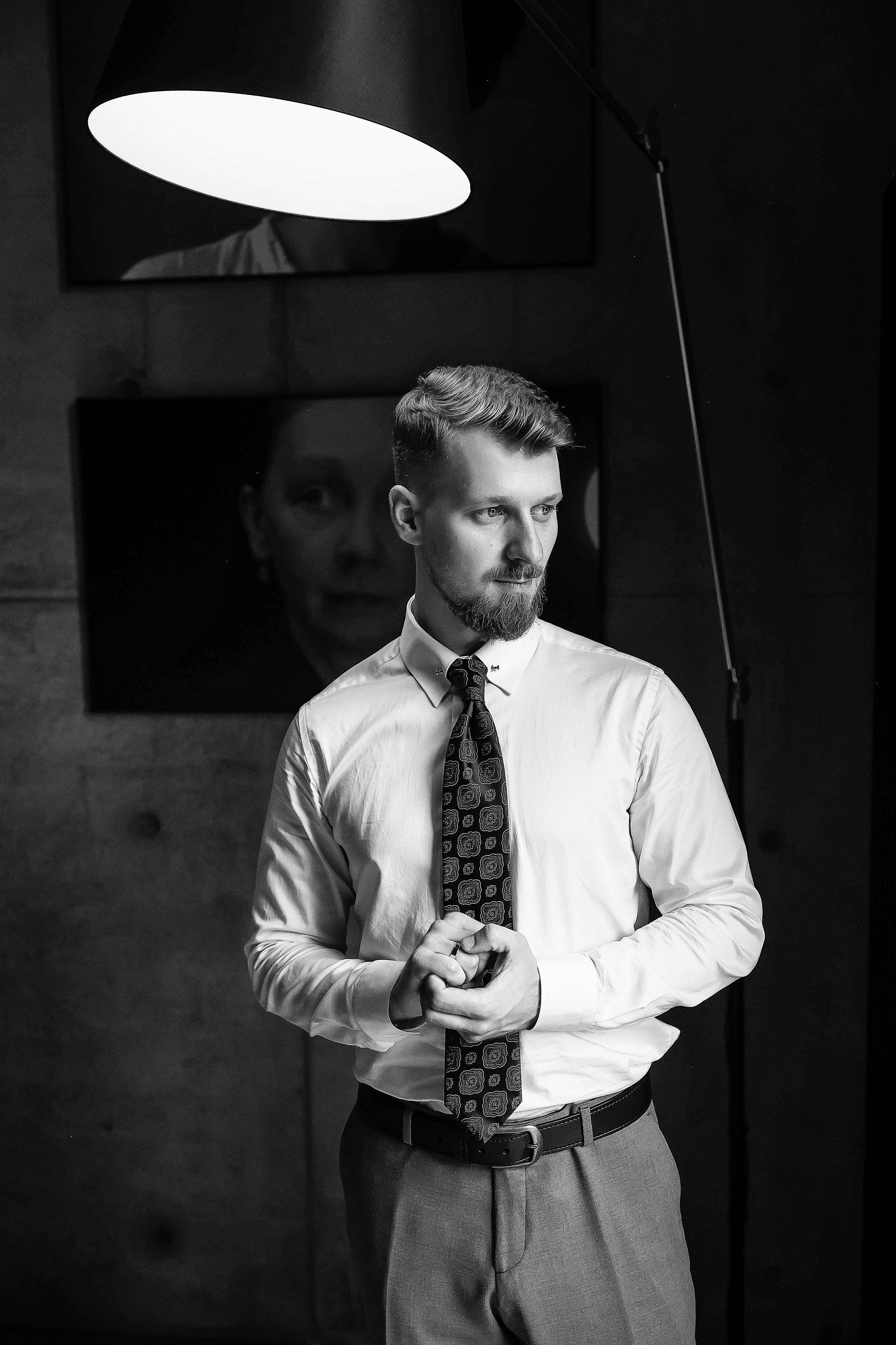 черно-белый портрет жениха с лампой в камерном театре в Воронеже