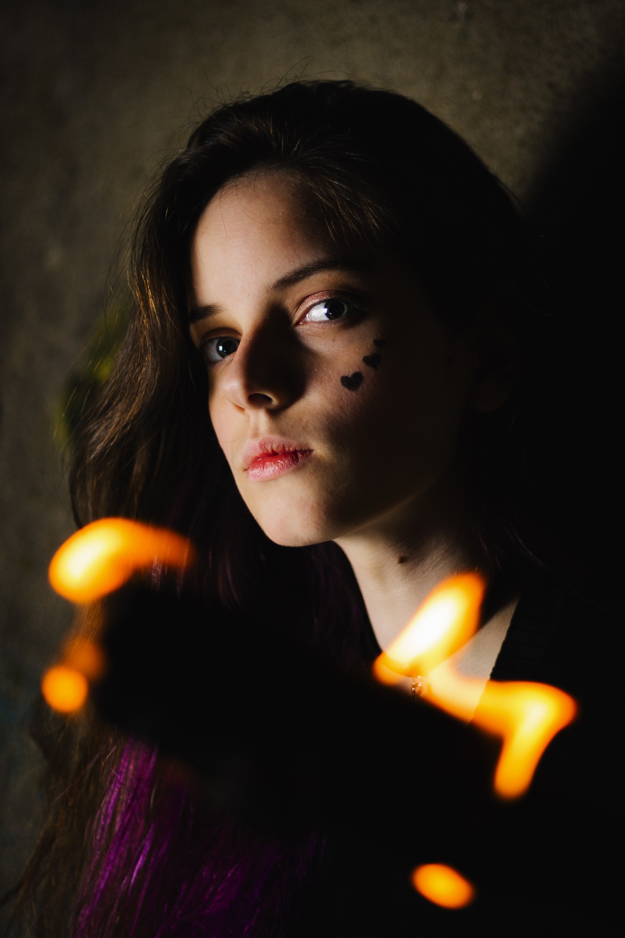Модель: Лидия Леймон. Фотограф - Николай Мокрицкий. Импровизионаня фотосессия, в заброшенном здании. Креативная ночная фотосессия. Молодая девушка в образе неформалки. Темные волосы с фиолетовой прядью, полосатые чулки, ботинки. Зажигалка, кровь, горящий факел, огонь – атмосферное заброшенноге здания. Факел, Девушка, молодая девушка, Альтушка, Фотосеесия, Подросток, Крашенные волосы, Сигарета, Кровь, Позировка, Потрет